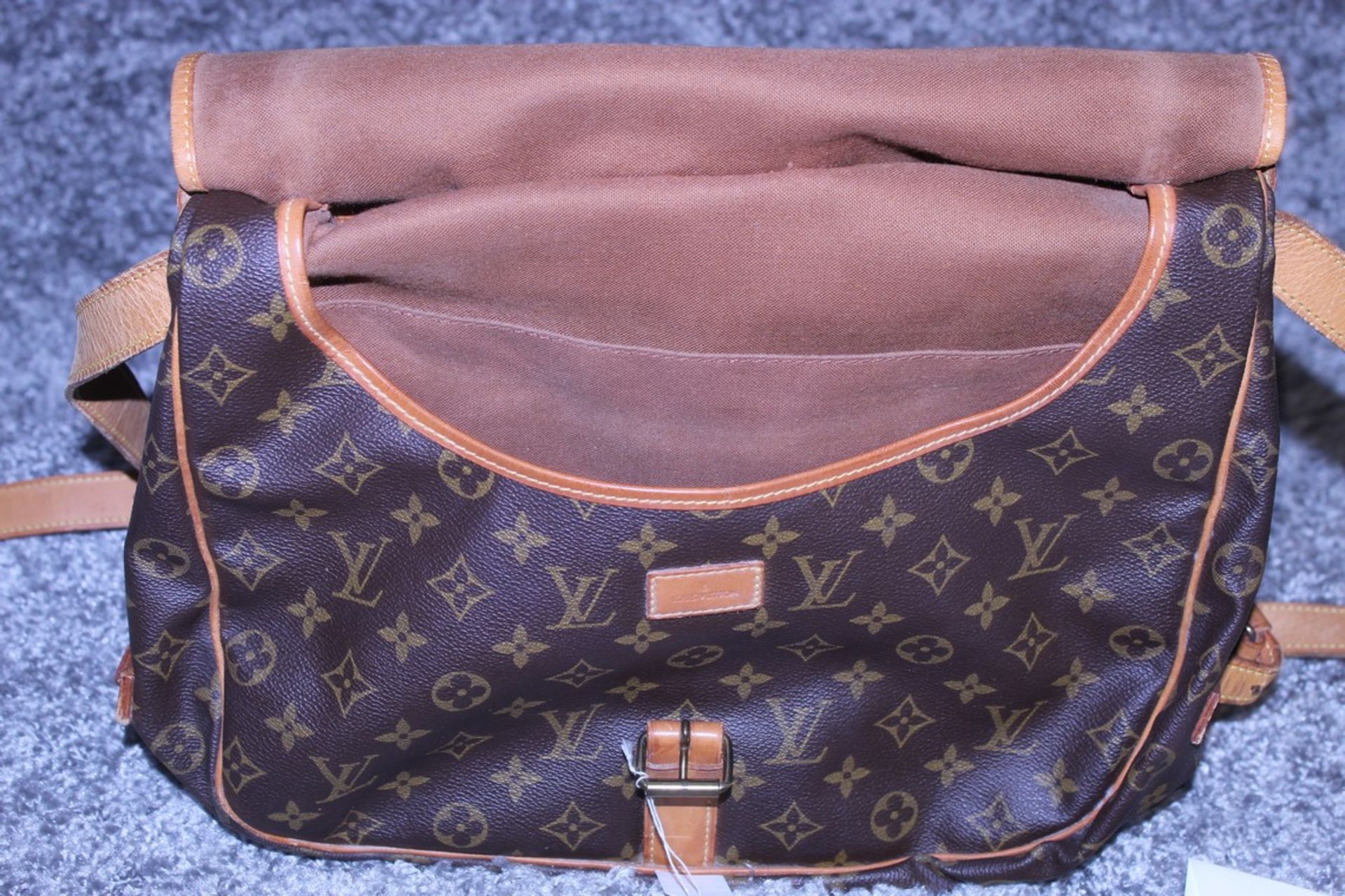 RRP £1,500 Louis Vuitton Saumur 30 Shoulder Bag, Monogram Canvas, Vachetta Handles, 30x27x17cm ( - Image 3 of 4