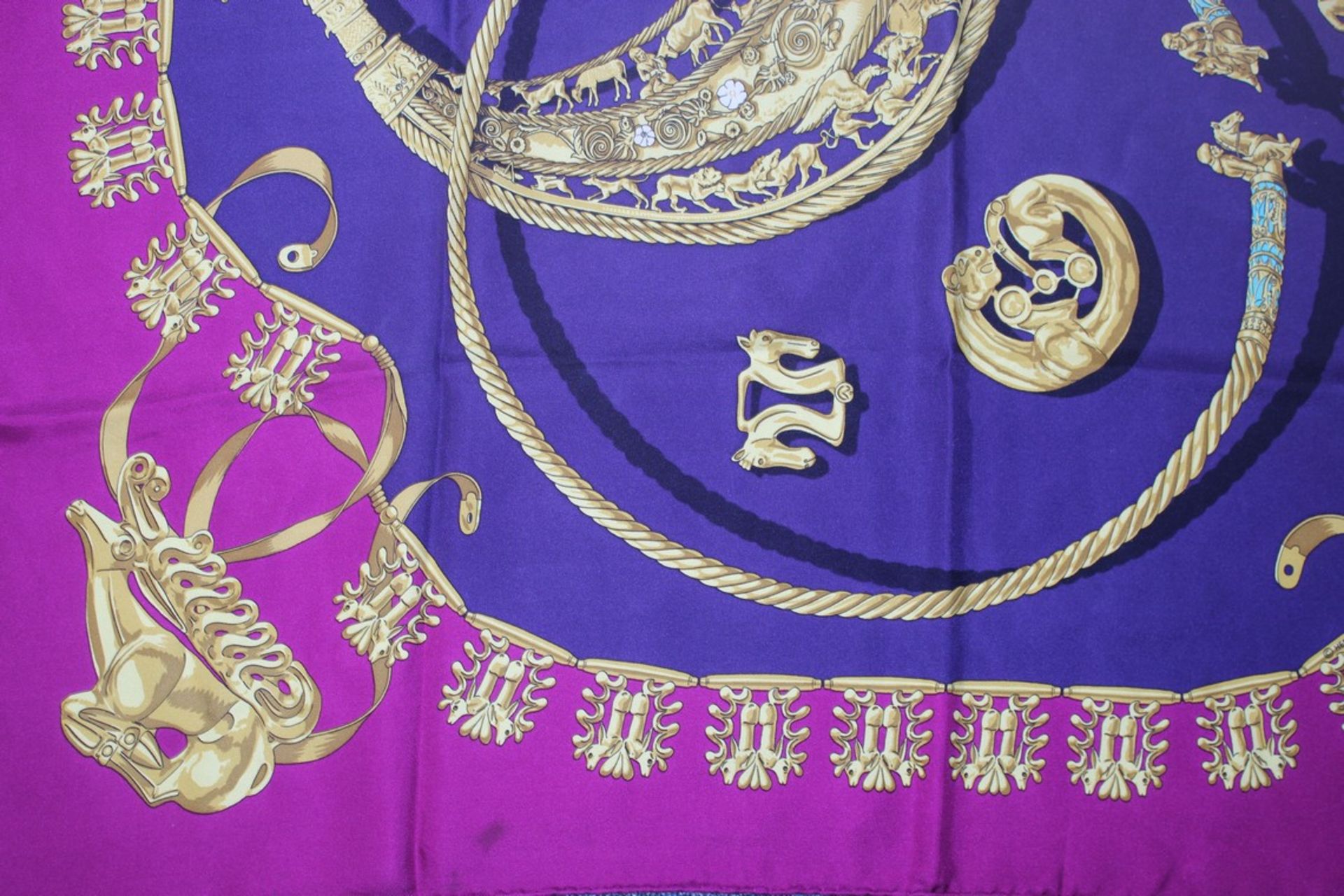 Rrp £580 Hermes 100% Twill Silk Magenta Purple 90X90Cm Les Cavaliers D'Or By Vladimir Rybaltchenko - Image 2 of 4