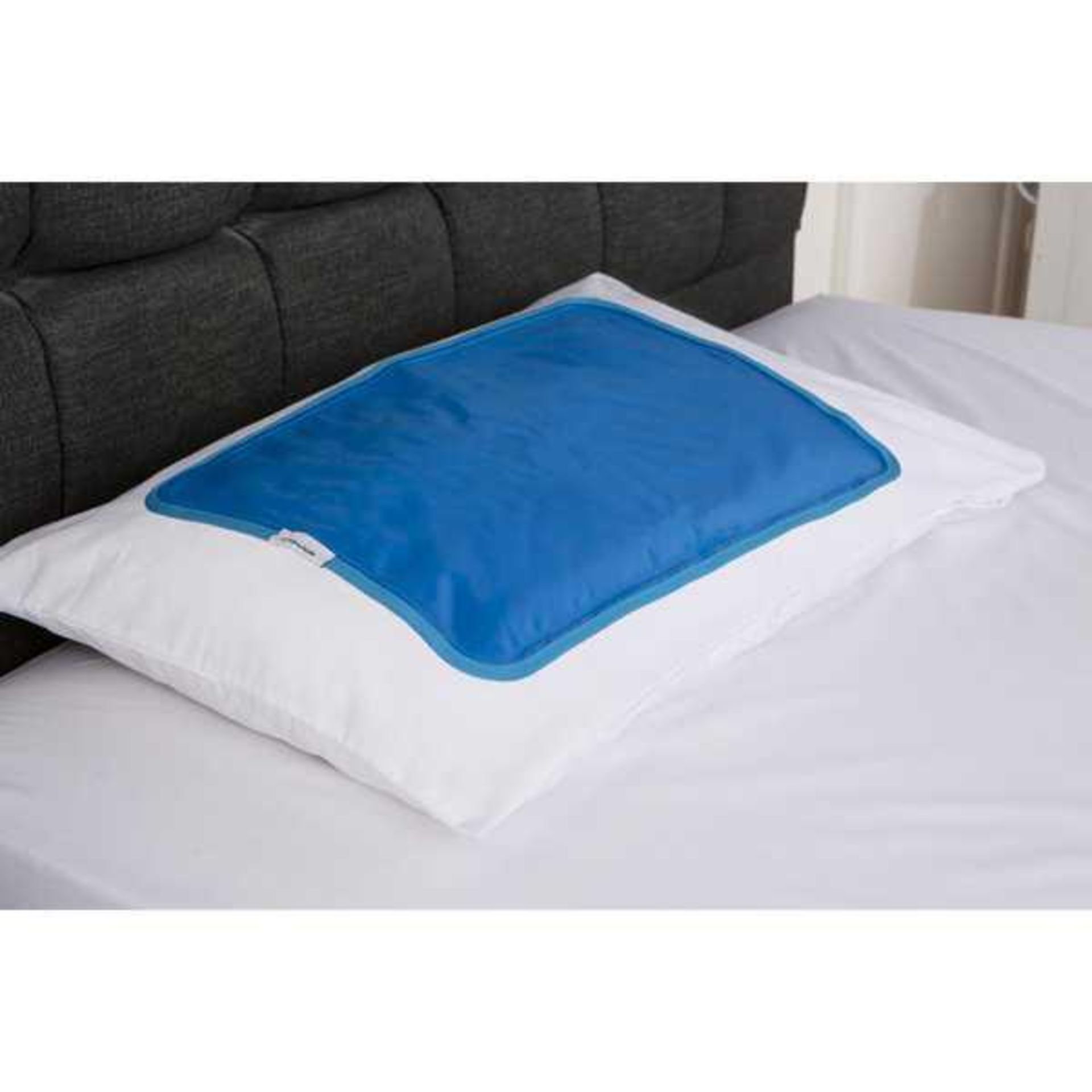 Rrp £100 Lot To Contain 4 Boxed Sleep Genie Cooling Gel Pillows - Image 2 of 4