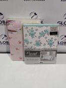 RRP £40 Each Lot To Contain 2 Assorted Bedroom Furnishings To Include Printed 200 Thread Count Flora