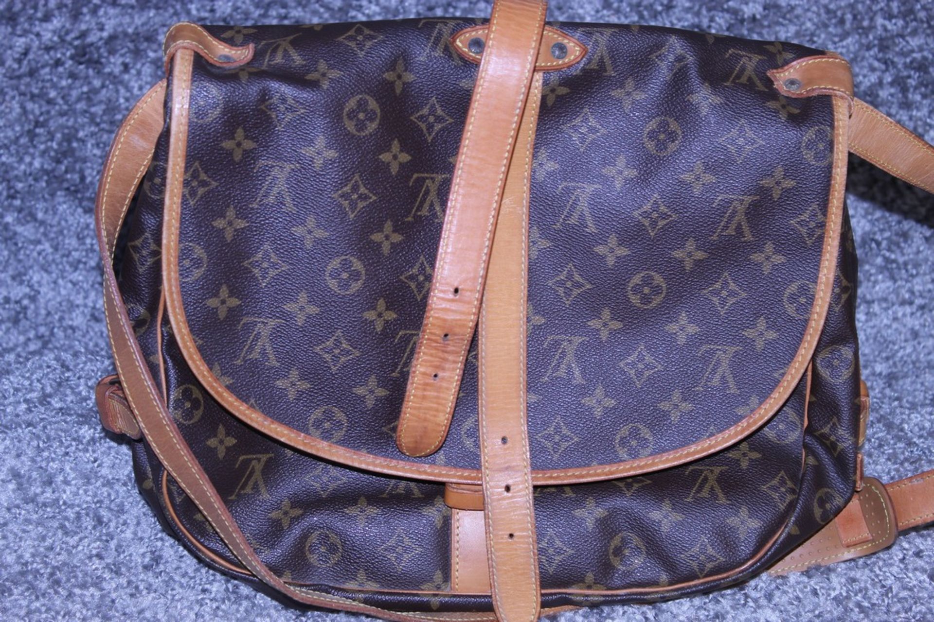 RRP £1,500 Louis Vuitton Saumur 30 Shoulder Bag, Monogram Canvas, Vachetta Handles, 30X27X17Cm ( - Image 2 of 4