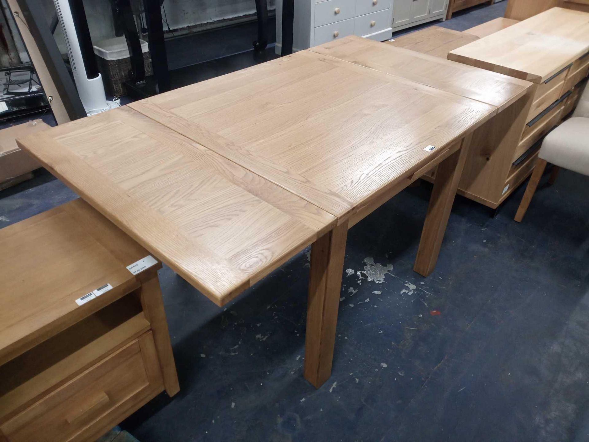RRP £1000 Sourced From A High End Furniture Store Solid Wooden Oak Extending Dining Table