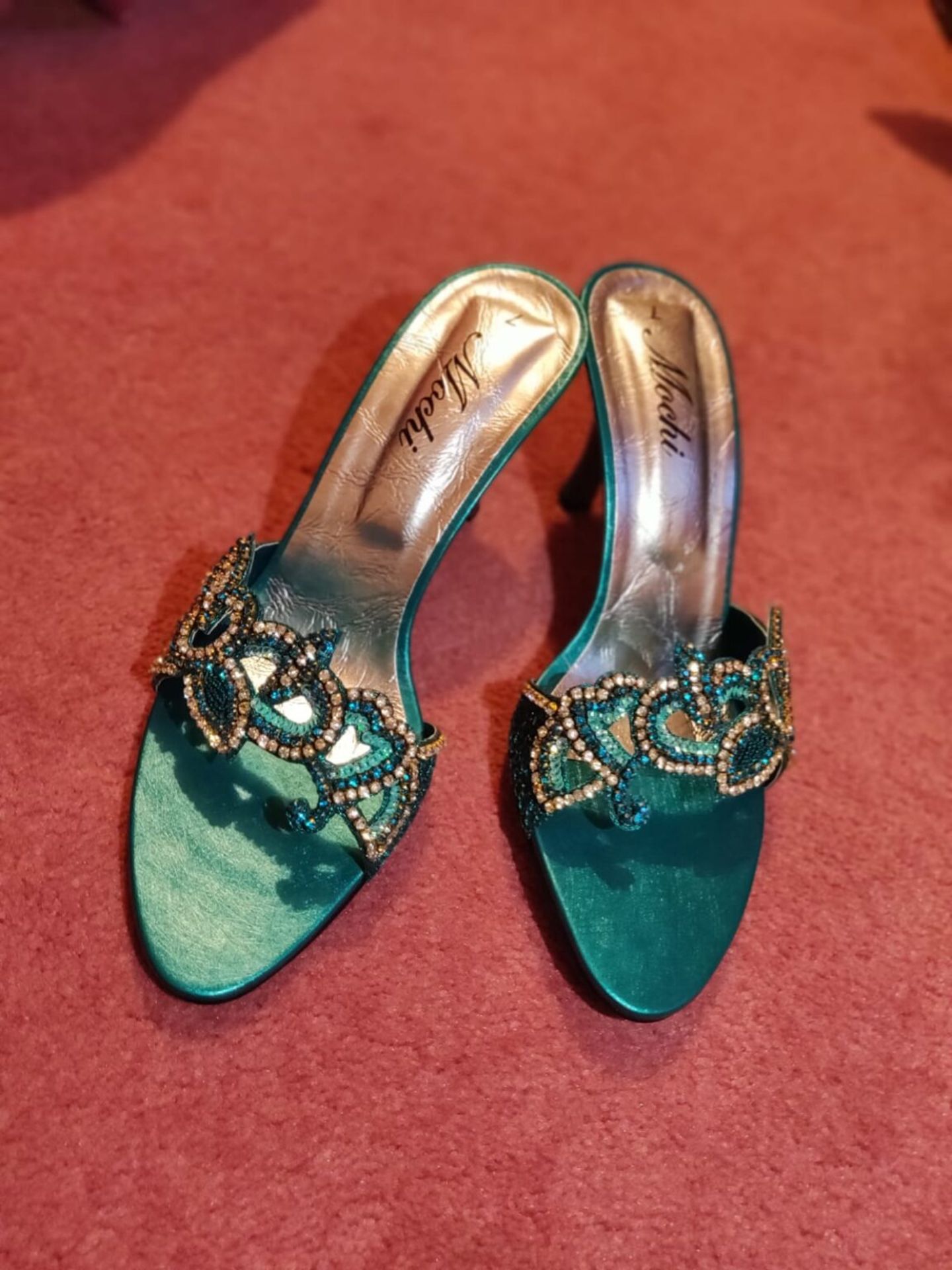 Women’s emerald green shoes, size 5/6 comes in bag with extra stones.