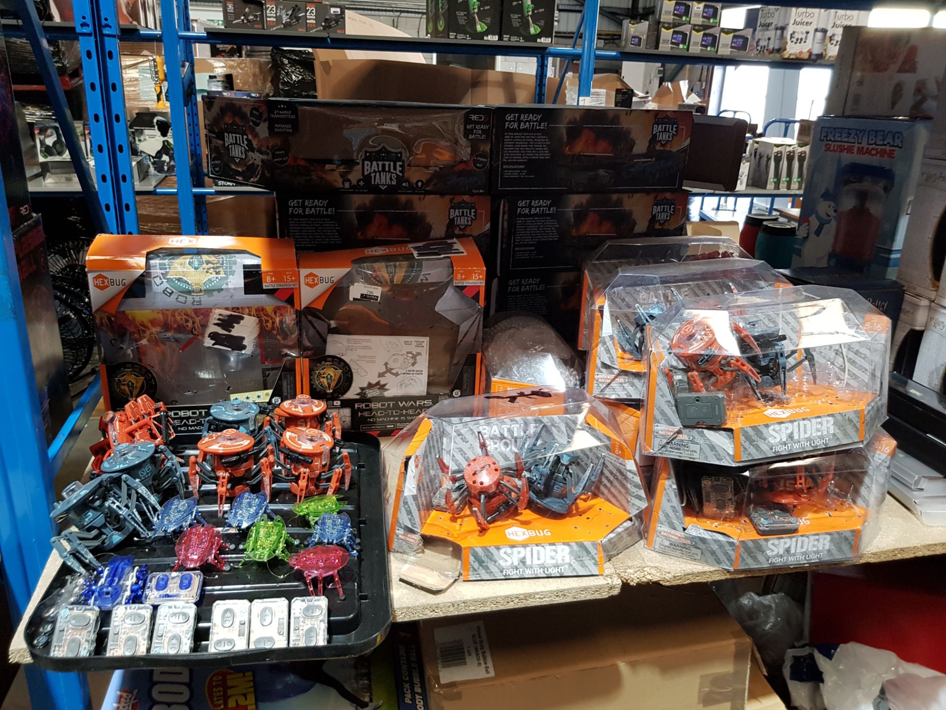A LARGE QTY OF MIXED HEXBUG TOYS TO INC SPIDER FIGHT WITH LIGHT, ROBOT WARS HEAD TO HEAD & FIRE