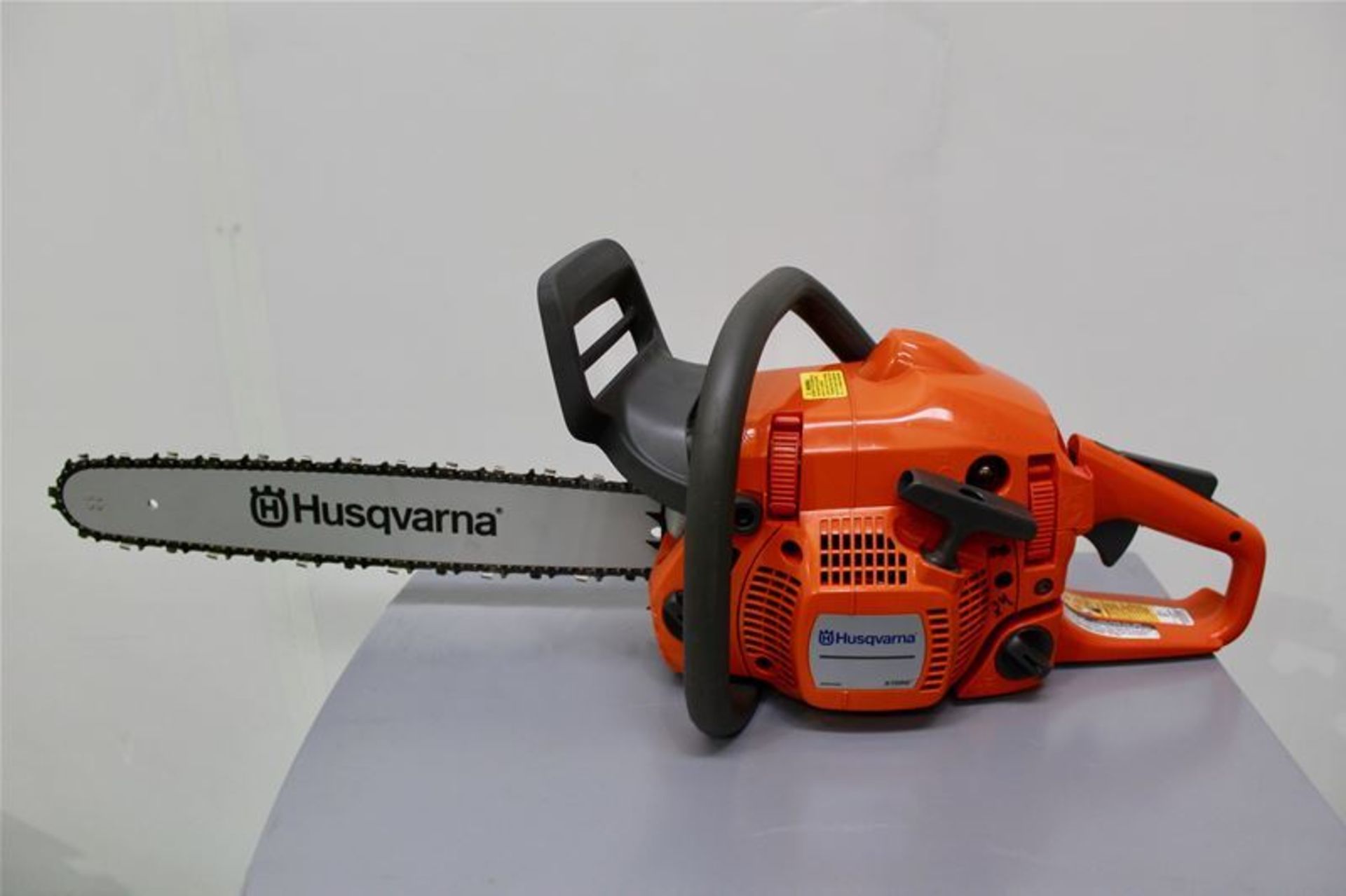 Husqvarna Petrol Chainsaw 40.9cc 18in Bar - Image 4 of 4