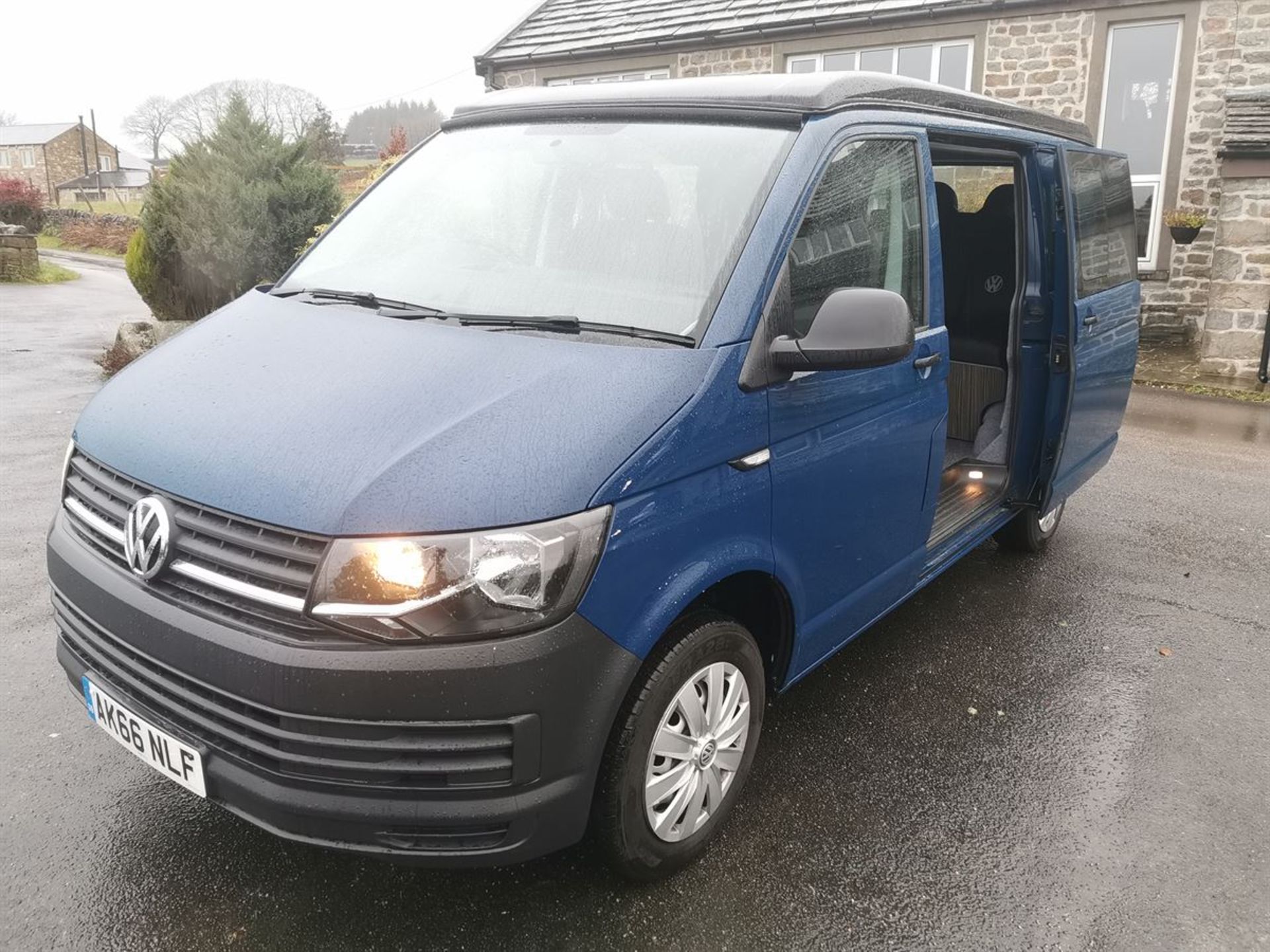 16/66 VOLKSWAGEN TRANSPORTER CAMPER T30 SWB DIESEL 2.0 TDI BMT 102 HIGHLINE VAN (1968 cc) - Image 7 of 17