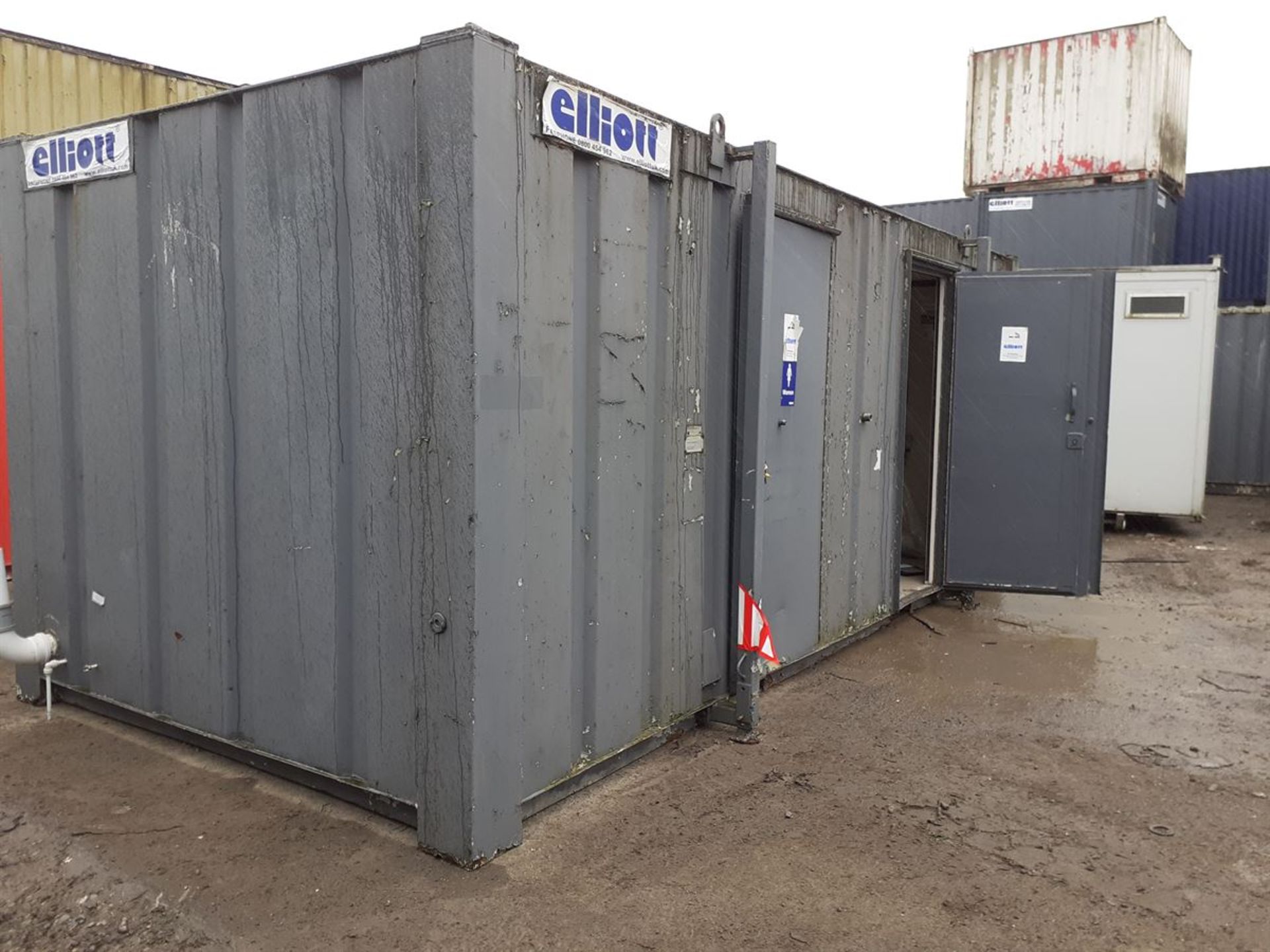 e55892 20ft x 9ft 3+2 Toilet Block