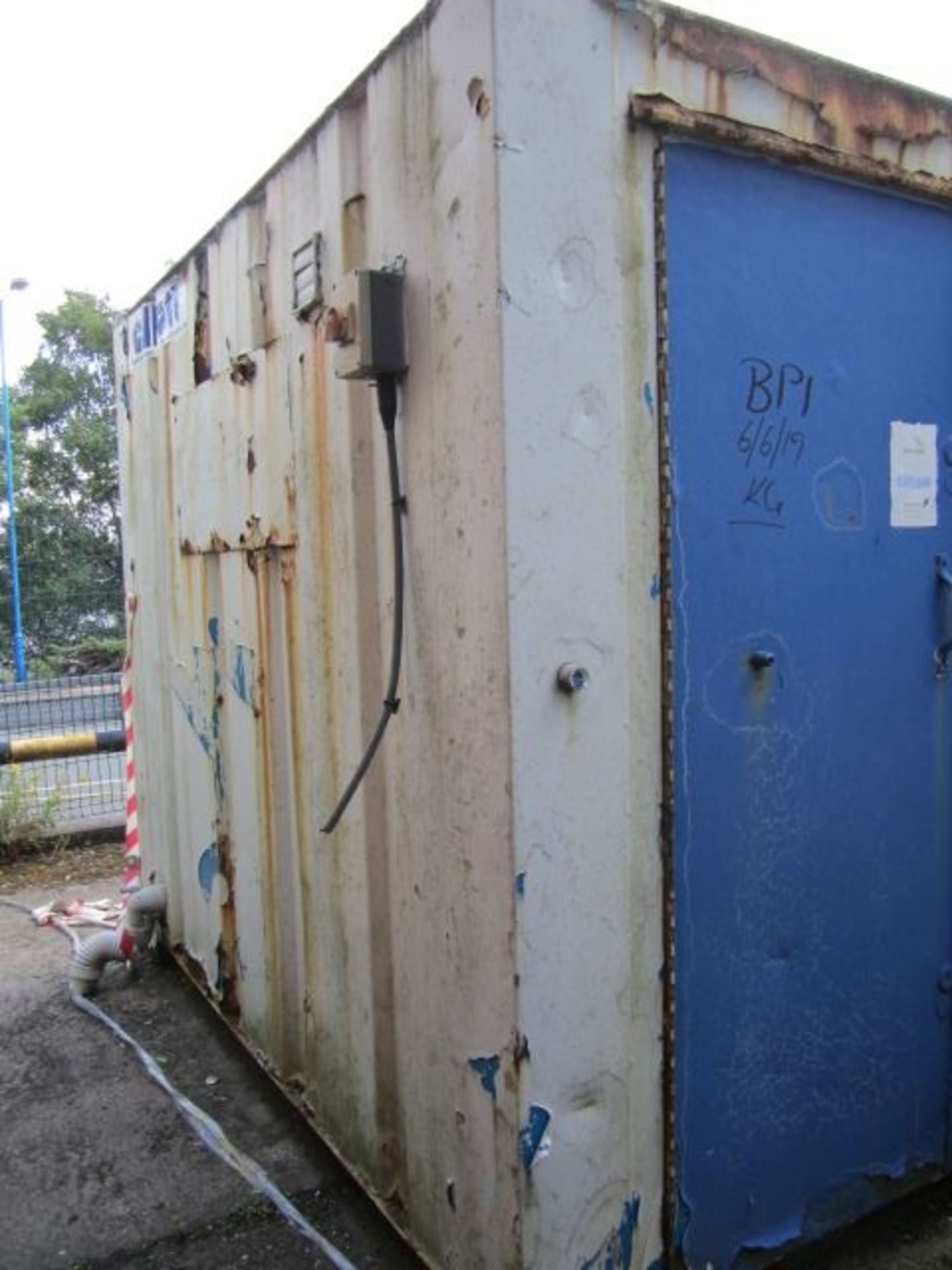 esp23384 13ft x 9ft 2+1 Toilet Block - Image 2 of 11