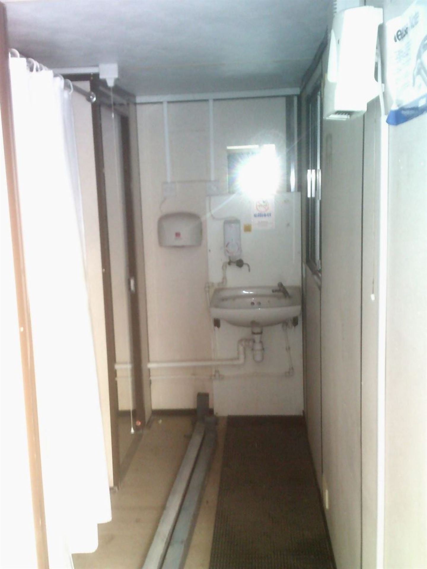 WSO685 32ft x 9ft Toilet/Shower Block - Image 10 of 12