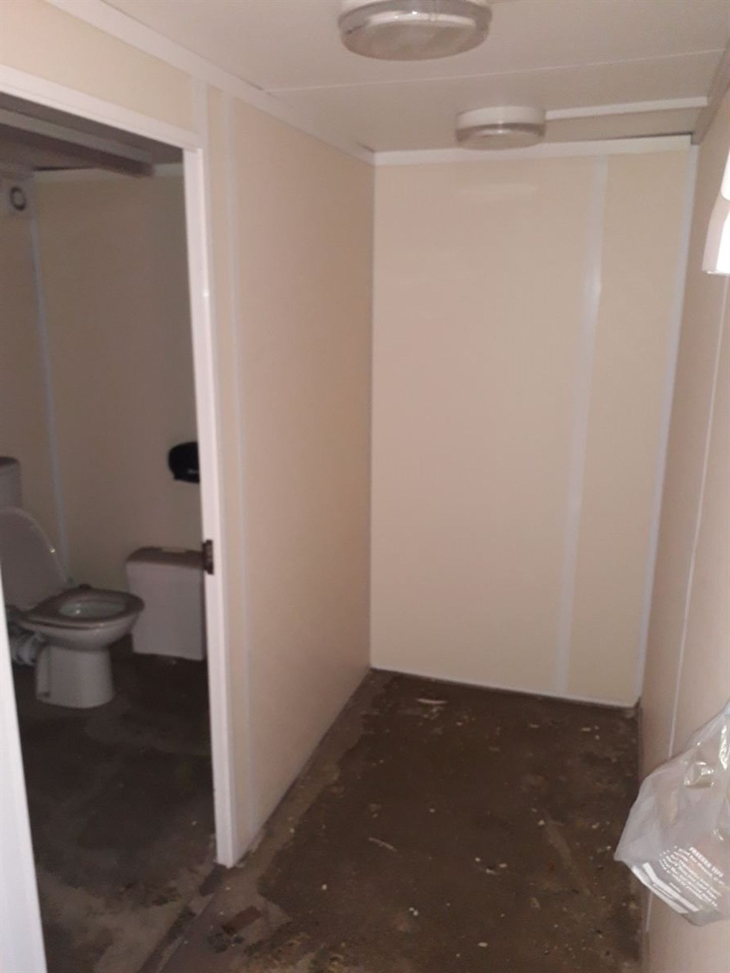 so32205 32ft x 10ft Toilet/Shower Block - Image 5 of 8