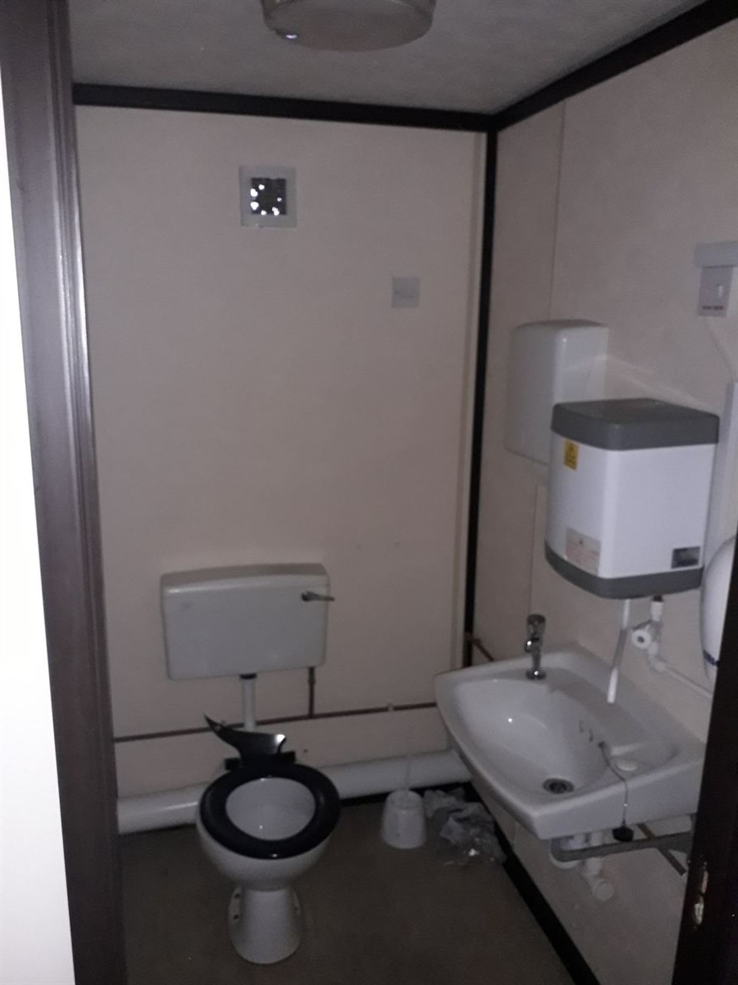 e61948 32ft x 10ft Anti-Vandal Toilet/Canteen - Image 9 of 11