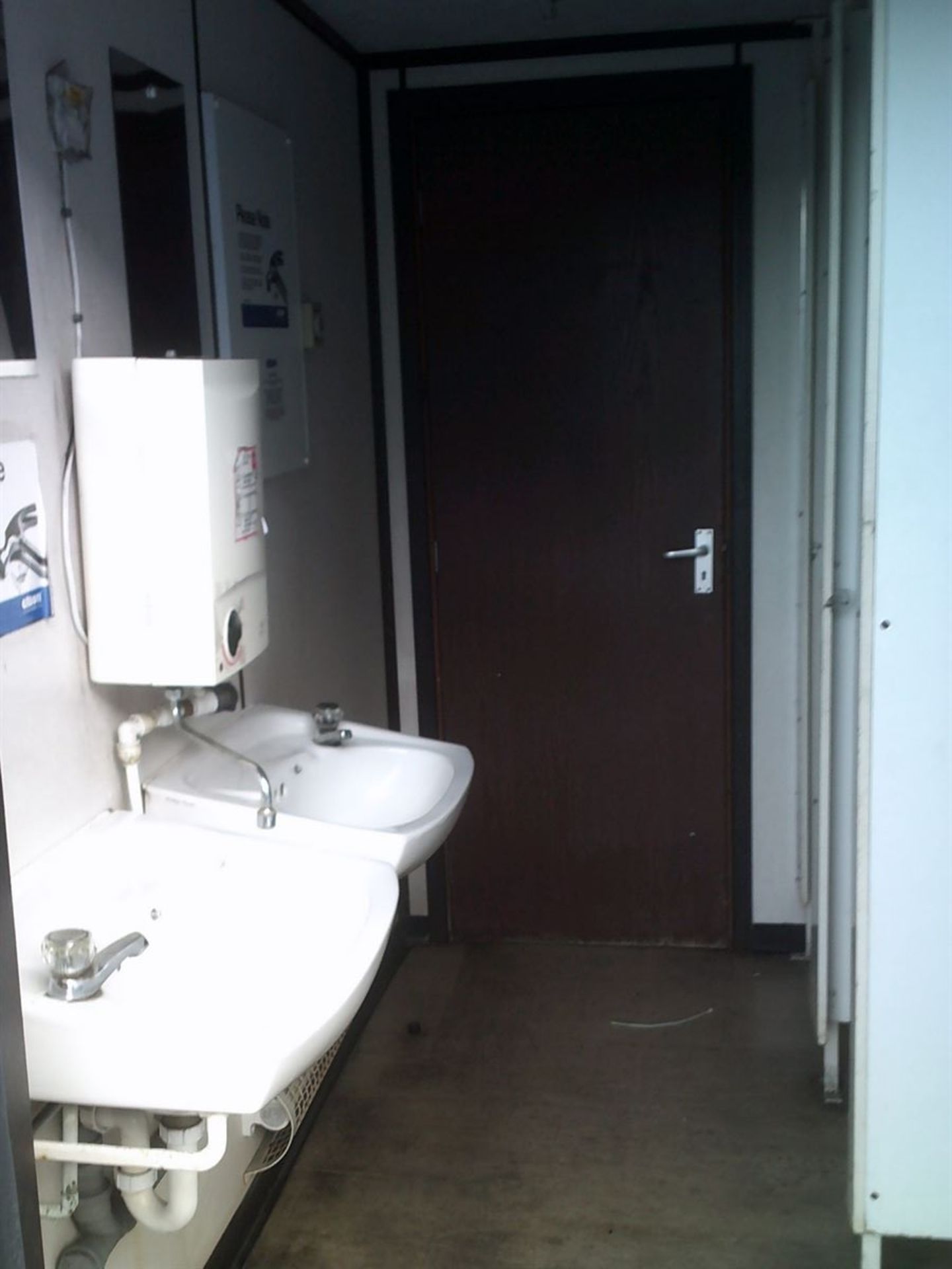 E31310 13ft x 9ft 2+1 Toilet Block - Image 3 of 8