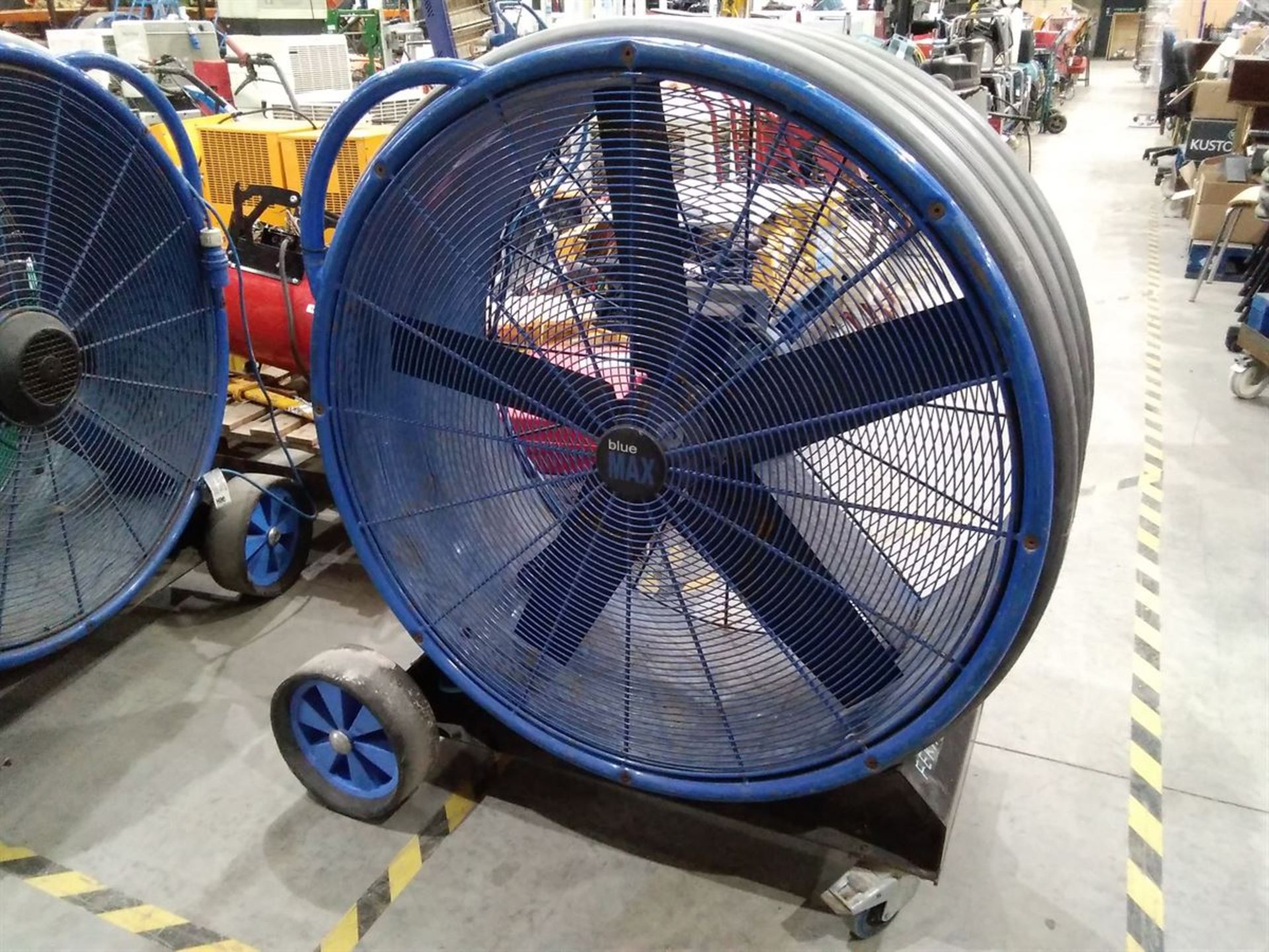 Blue Max 950 Floor Fan 240v - Image 2 of 2