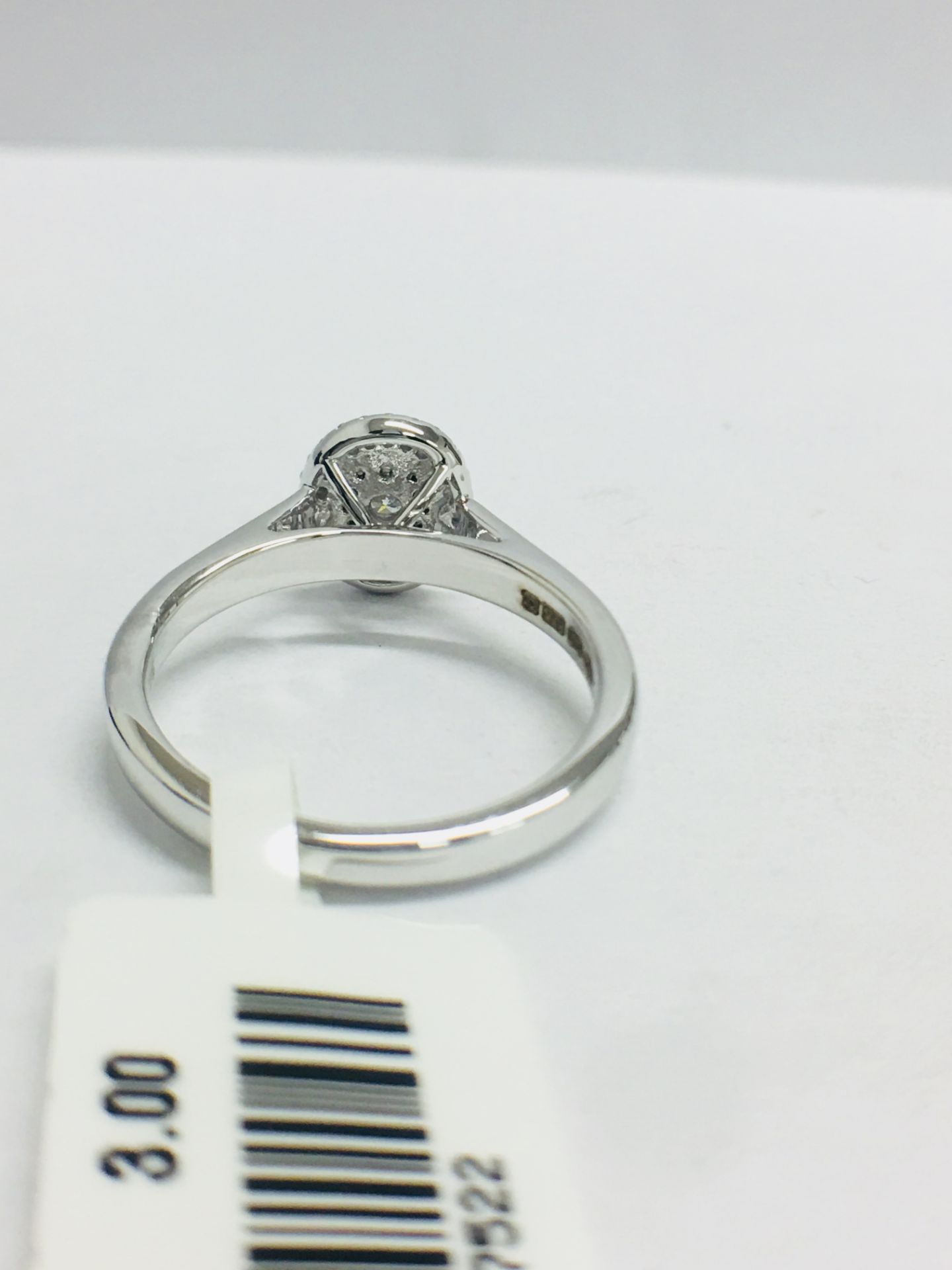 0.33ct diamond set solitaire style ring. Oval setting with small round cut diamonds - Image 4 of 8