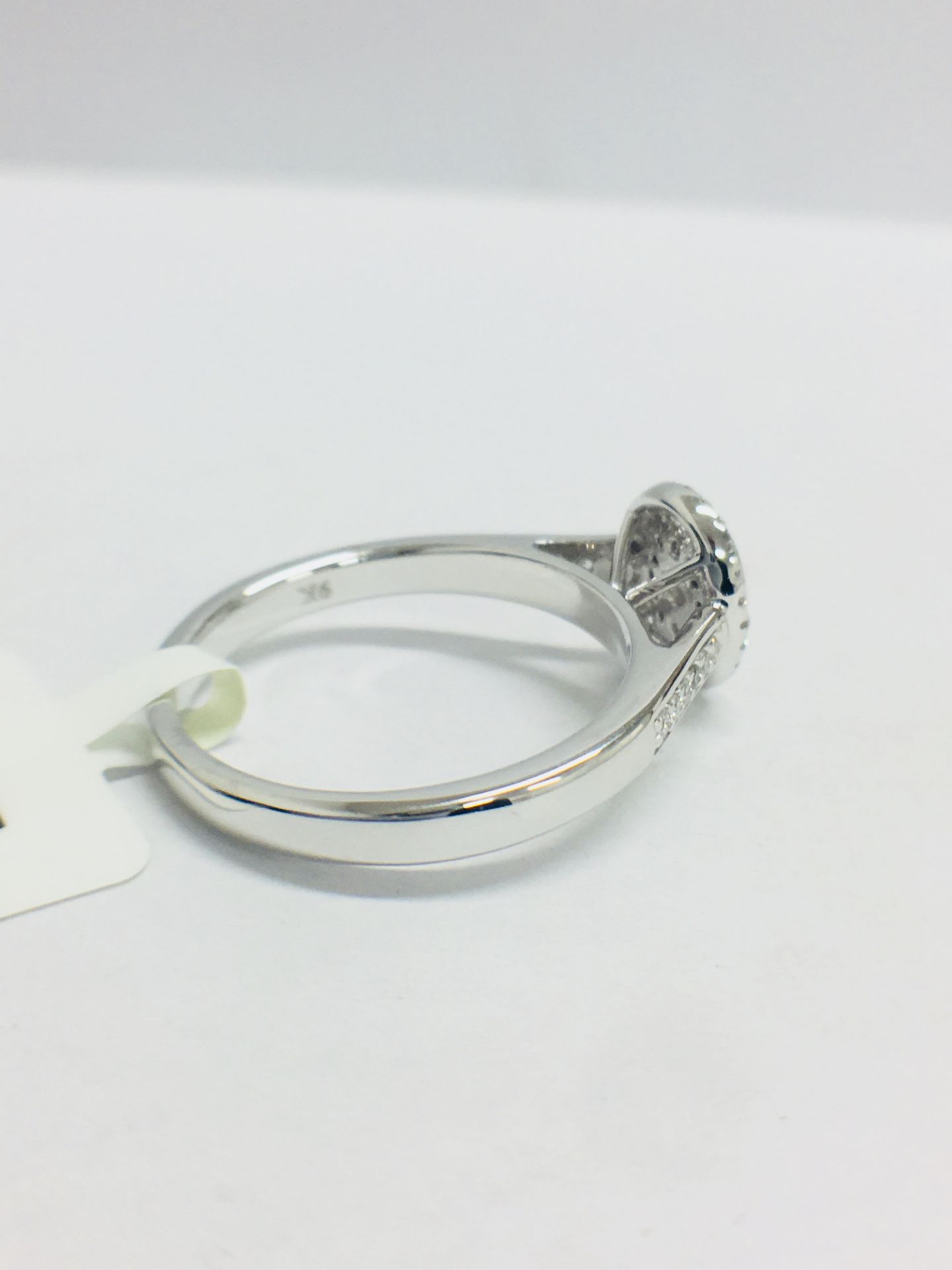 0.33ct diamond set solitaire style ring. Oval setting with small round cut diamonds - Image 3 of 8