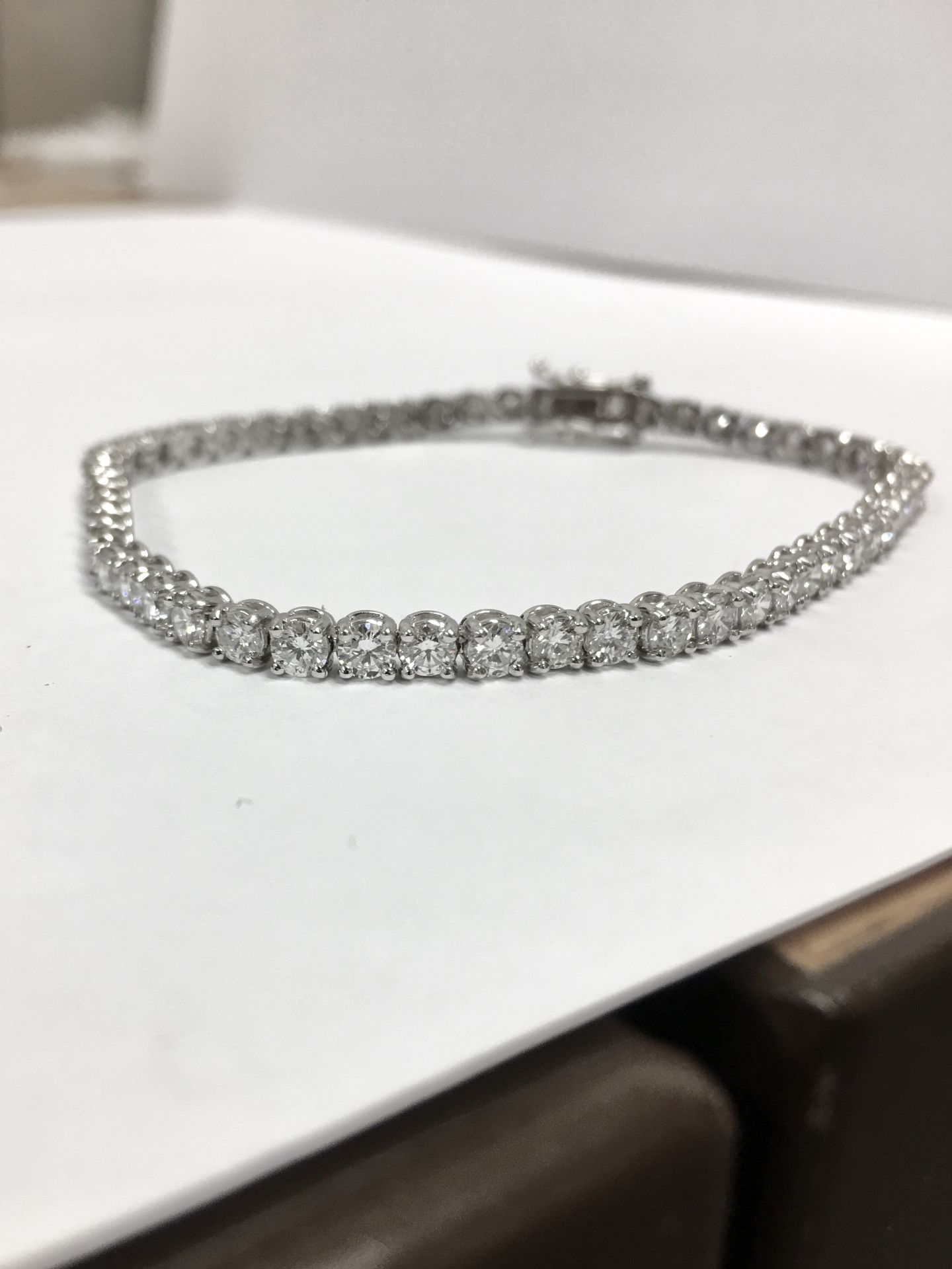 4.00ct Diamond tennis bracelet set with brilliant cut diamonds of I colour - Image 4 of 4