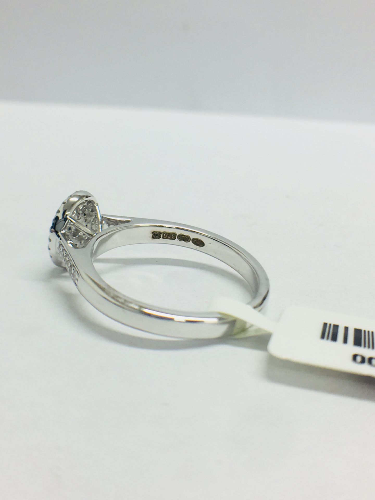 0.33ct diamond set solitaire style ring. Oval setting with small round cut diamonds - Image 5 of 8