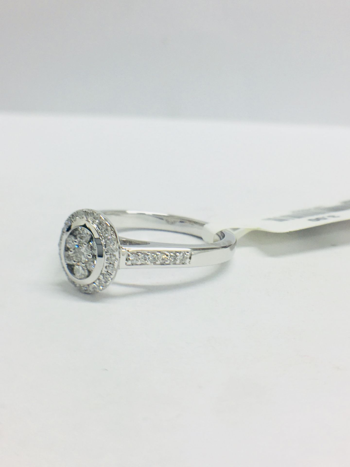 0.33ct diamond set solitaire style ring. Oval setting with small round cut diamonds - Image 7 of 8