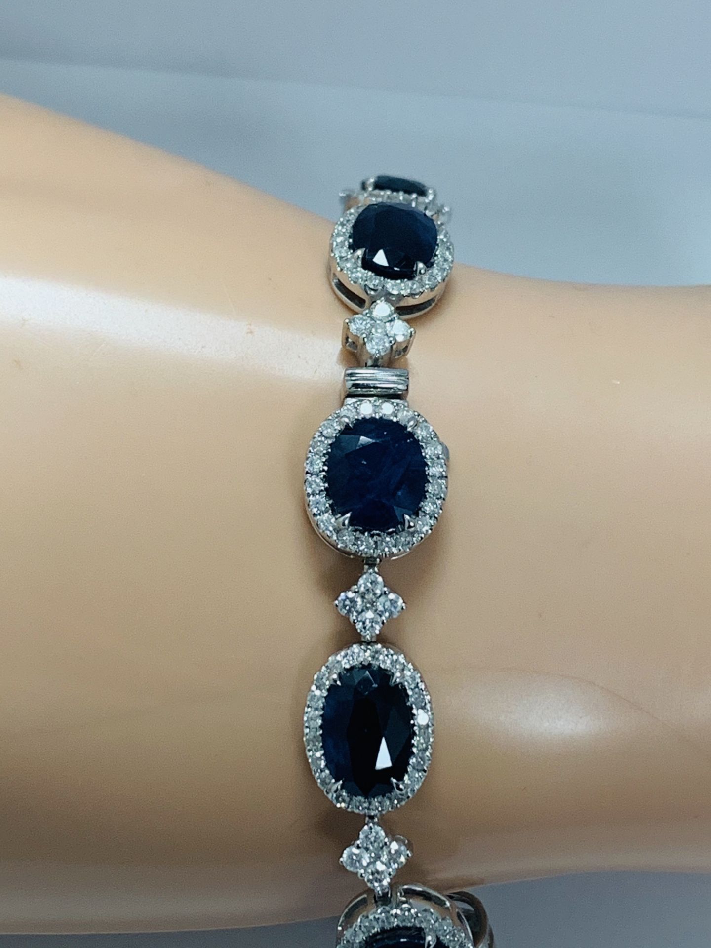 18ct White Gold Sapphire and Diamond Bracelet - Image 12 of 21