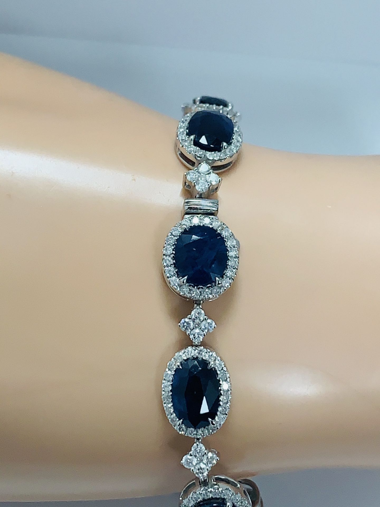 18ct White Gold Sapphire and Diamond Bracelet - Image 11 of 21