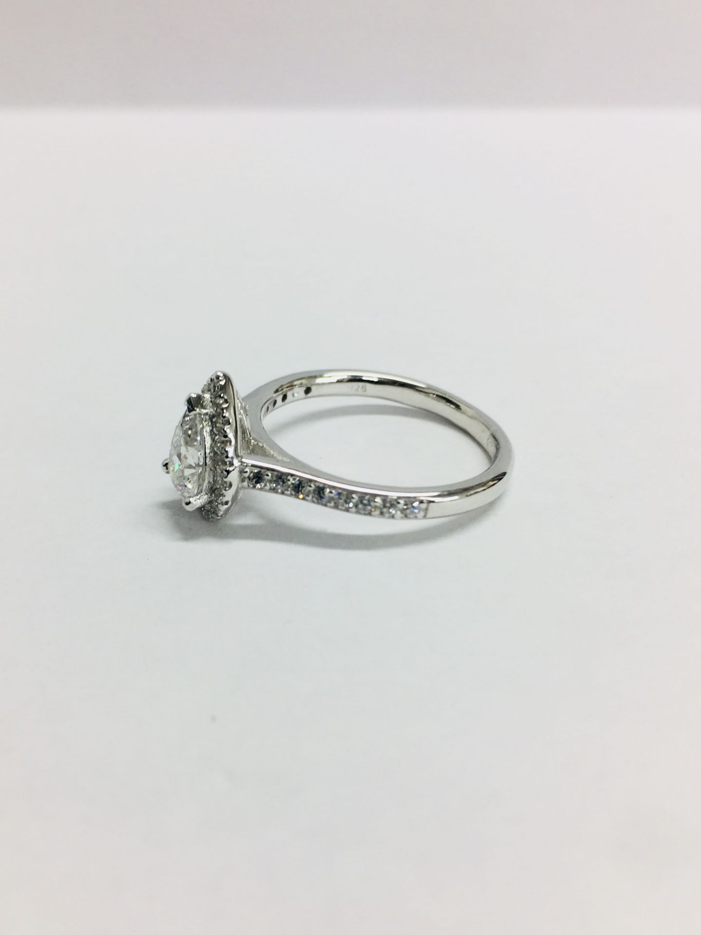 1ct pearshape Diamond Ring - Image 2 of 7