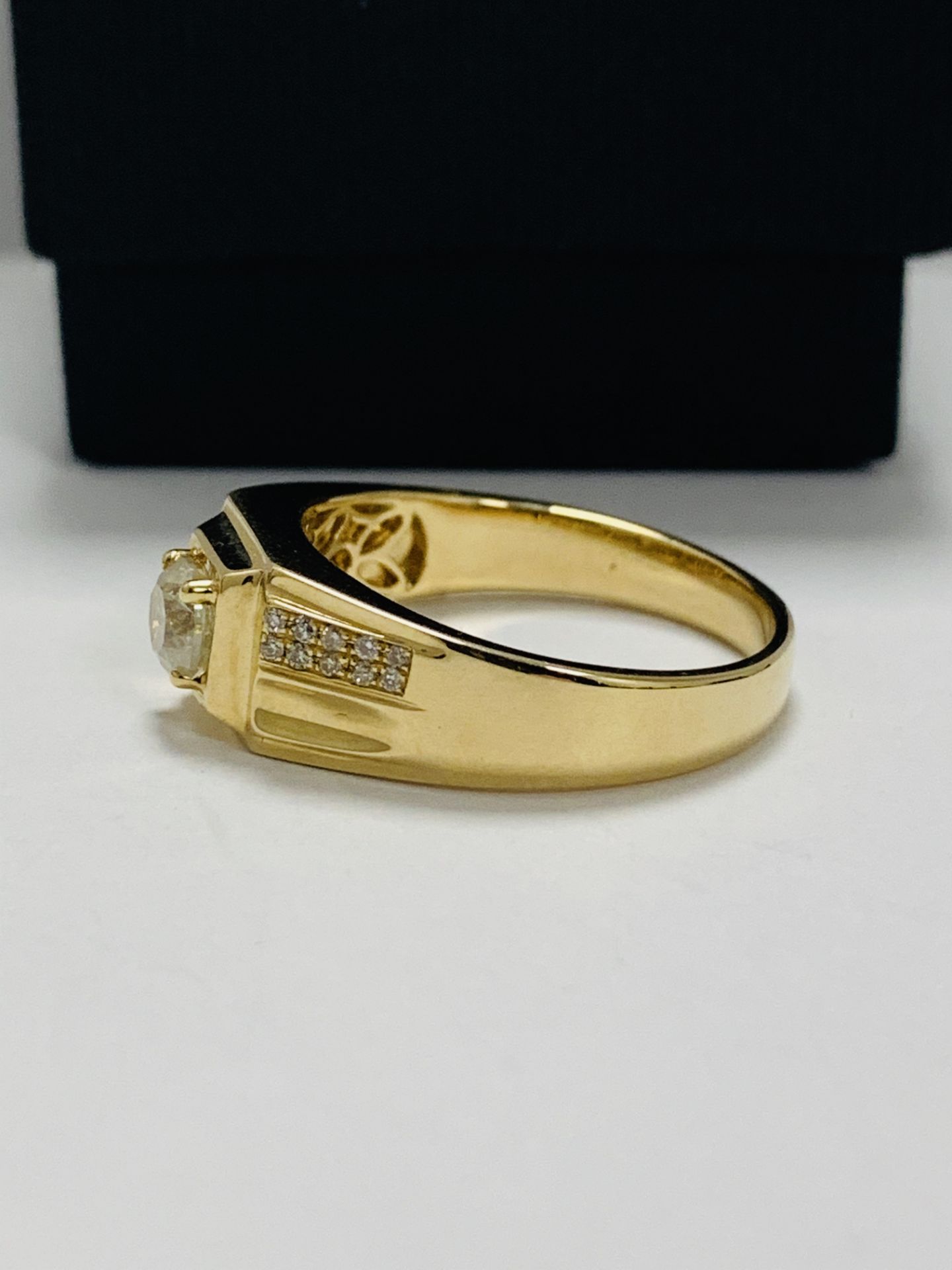 14ct Yellow Gold Diamond gents Ring - Image 3 of 10