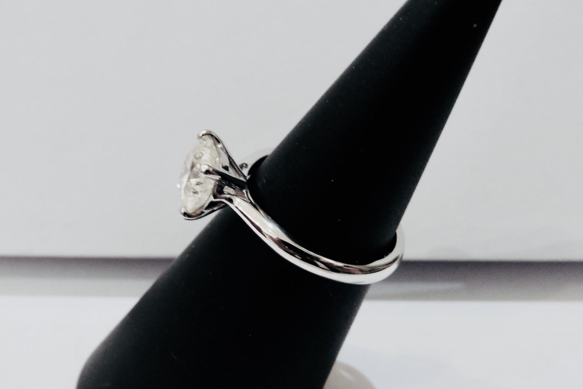 1ct Pearshape Diamond Ring - Image 3 of 3