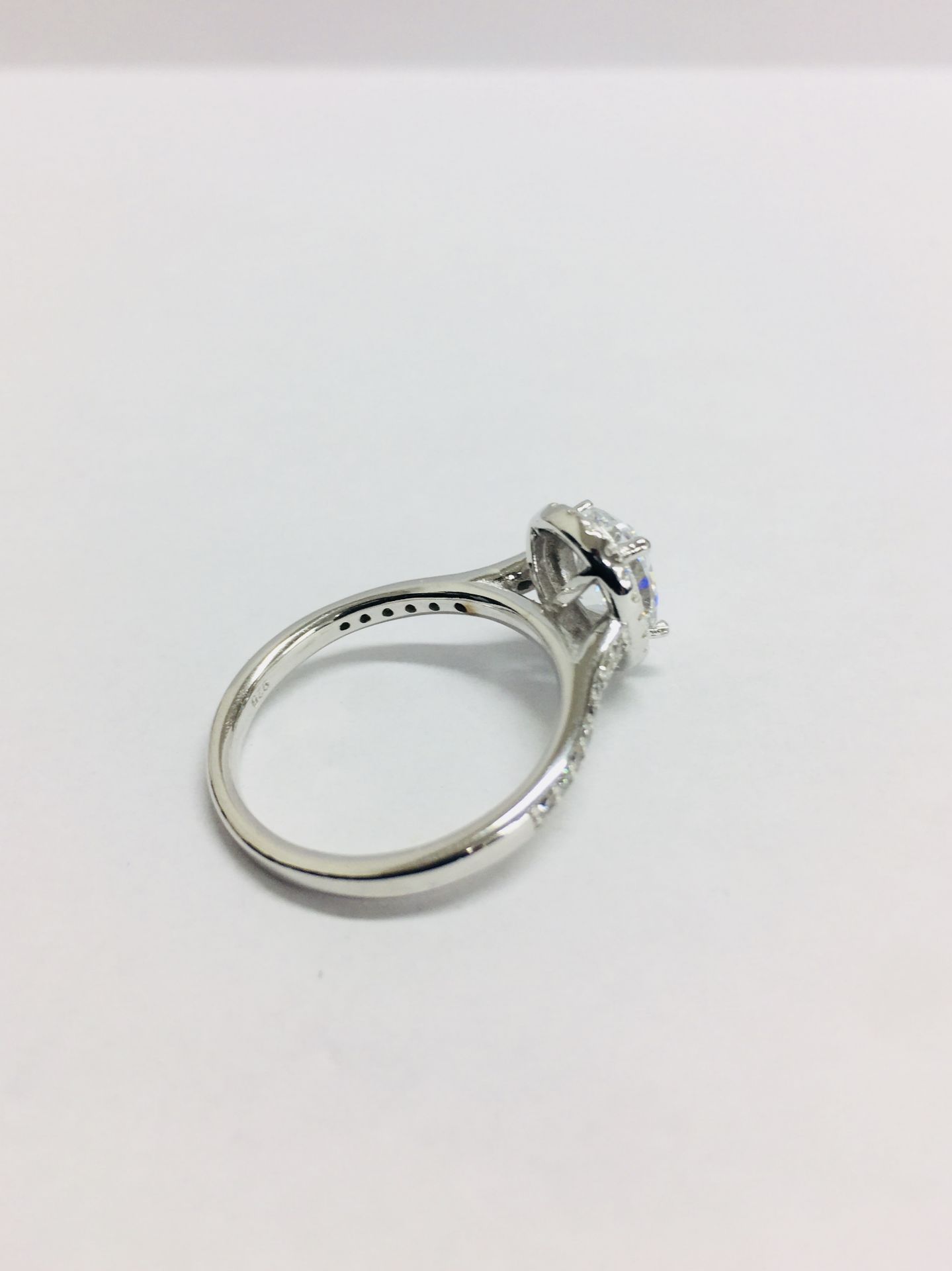 1.00ct Oval Diamond Ring - Image 5 of 6