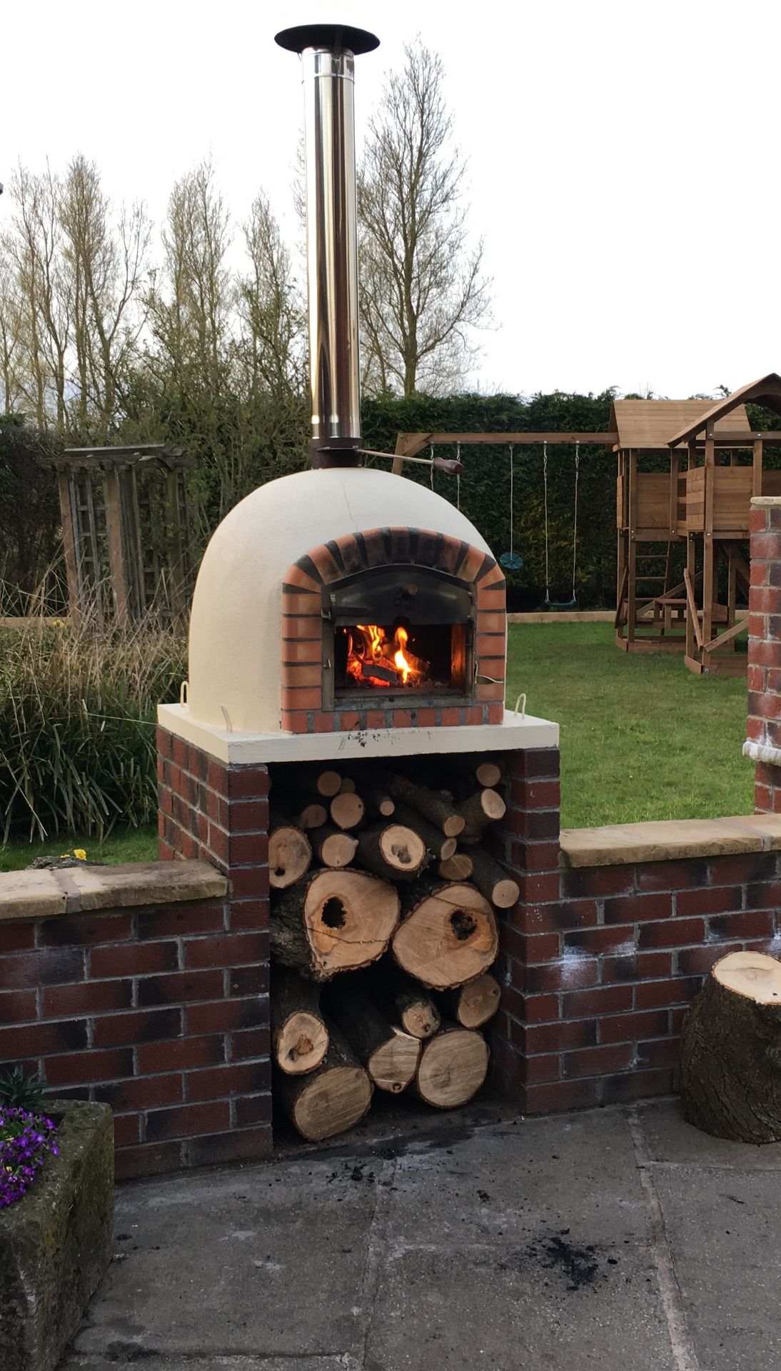 NEW CRATED 90CM TRADITIONAL HANDMADE WOOD FIRED BRICK PIZZA OVEN, INDOOR/OUTDOOR, C/W STAINLESS CHIM