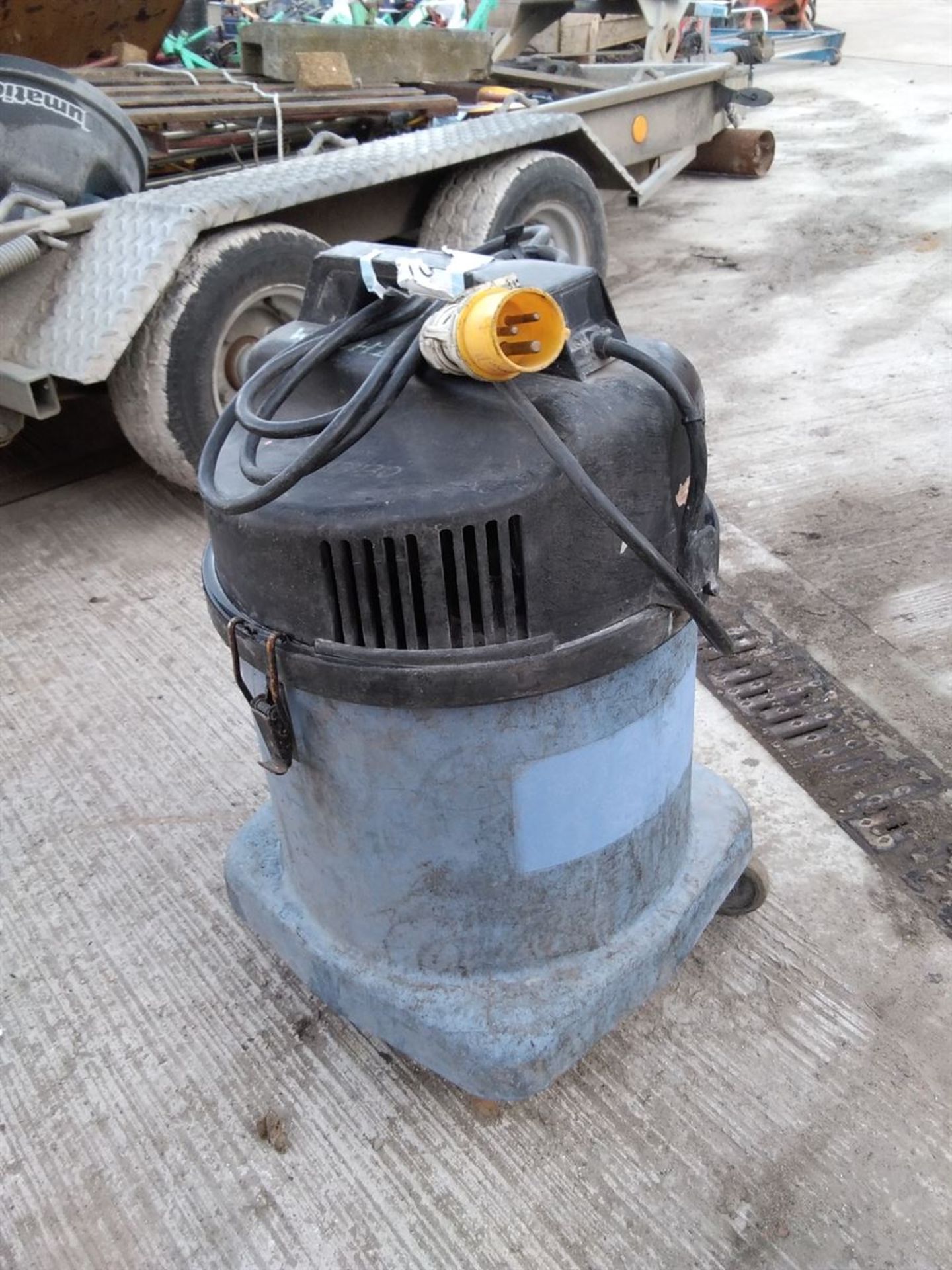 Industrial Vacuum Cleaner 110v - Image 2 of 2