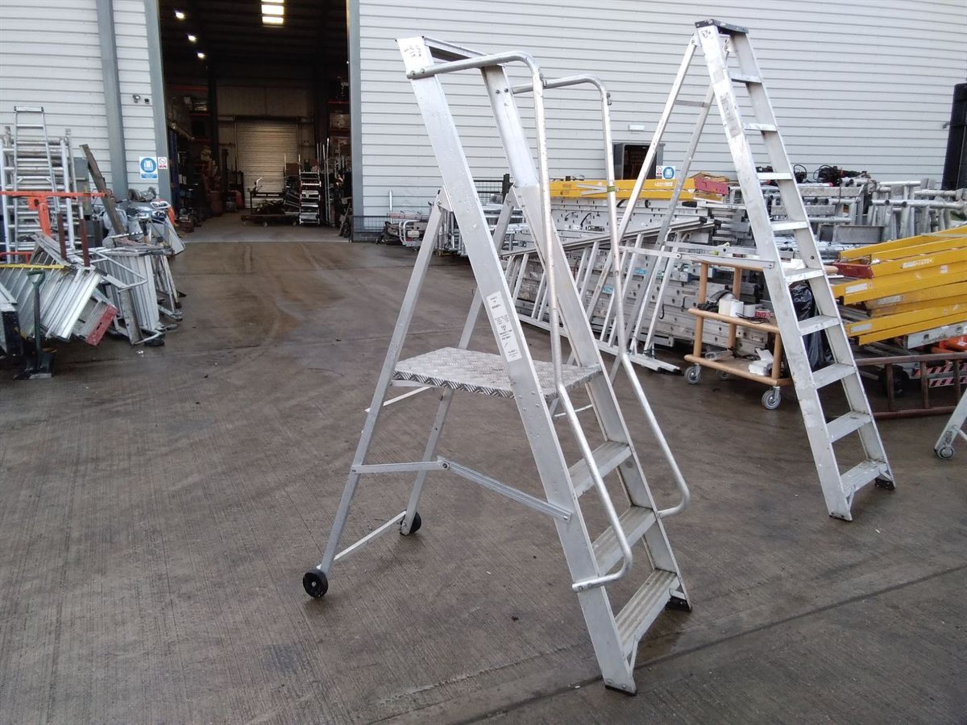 Aluminium 4 Rung Step Ladder - Image 2 of 2