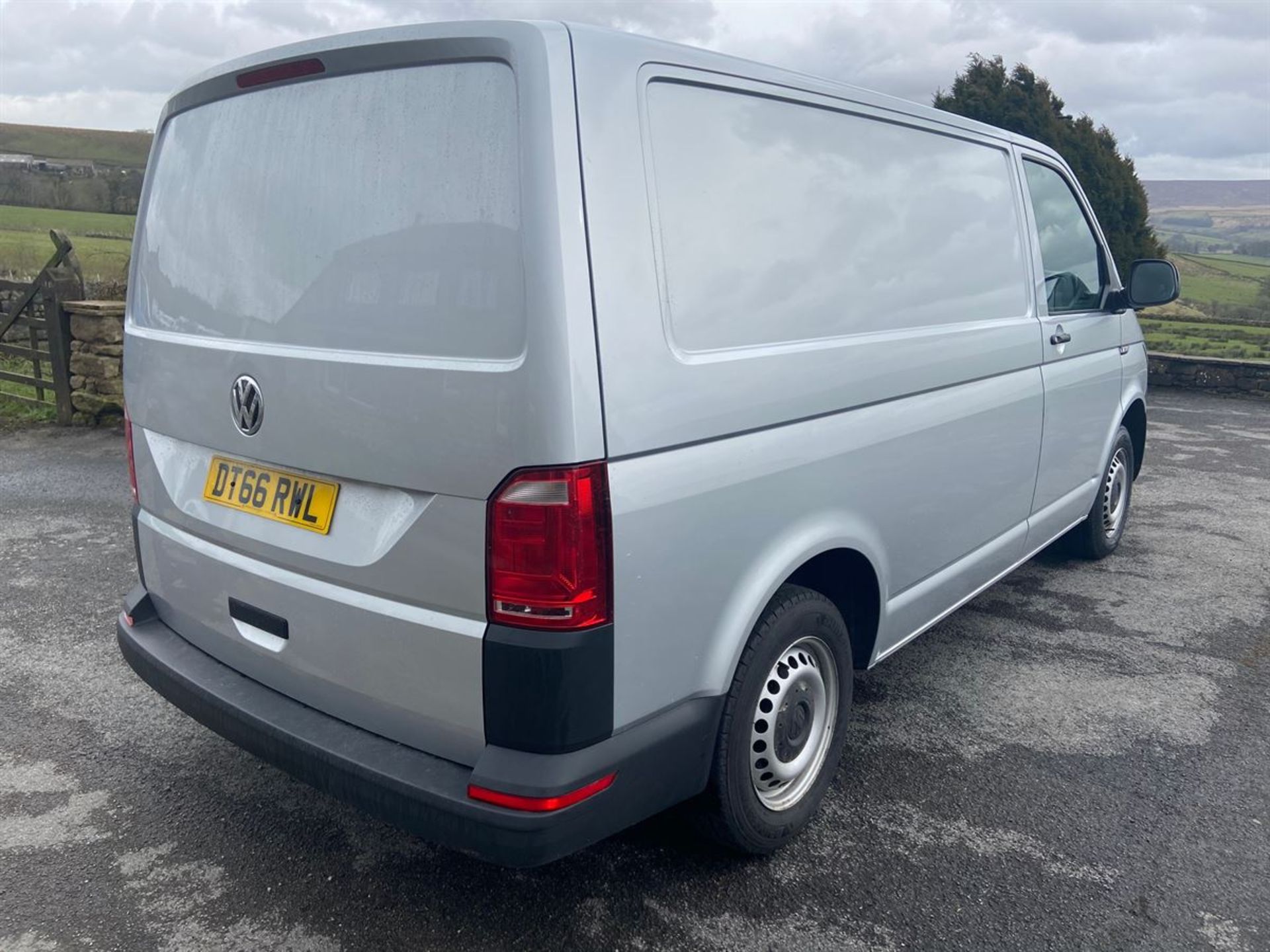 2017/66 VOLKSWAGEN TRANSPORTER T28 SWB DIESEL 2.0 TDI BMT 102 STARTLINE VAN EUR (1968 cc) - Image 3 of 13