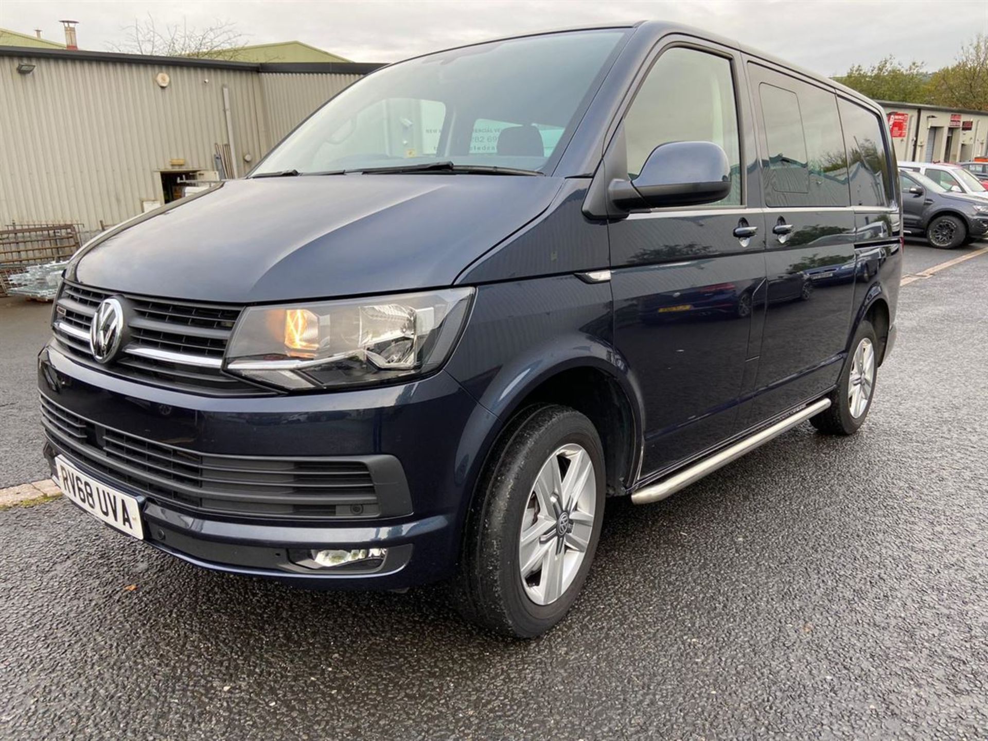 2018/68 Volkswagen Transporter Combi 4Motion 204 DSG SWB Euro6 Start-Stop T32 BlueMotion - Image 3 of 13