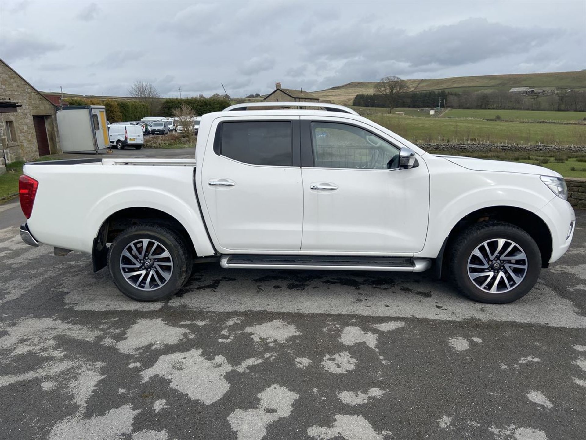 2016/16 NISSAN NP300 NAVARA DIESEL DOUBLE CAB PICK UP TEKNA 2.3DCI 1 (2298 cc) - Image 2 of 13