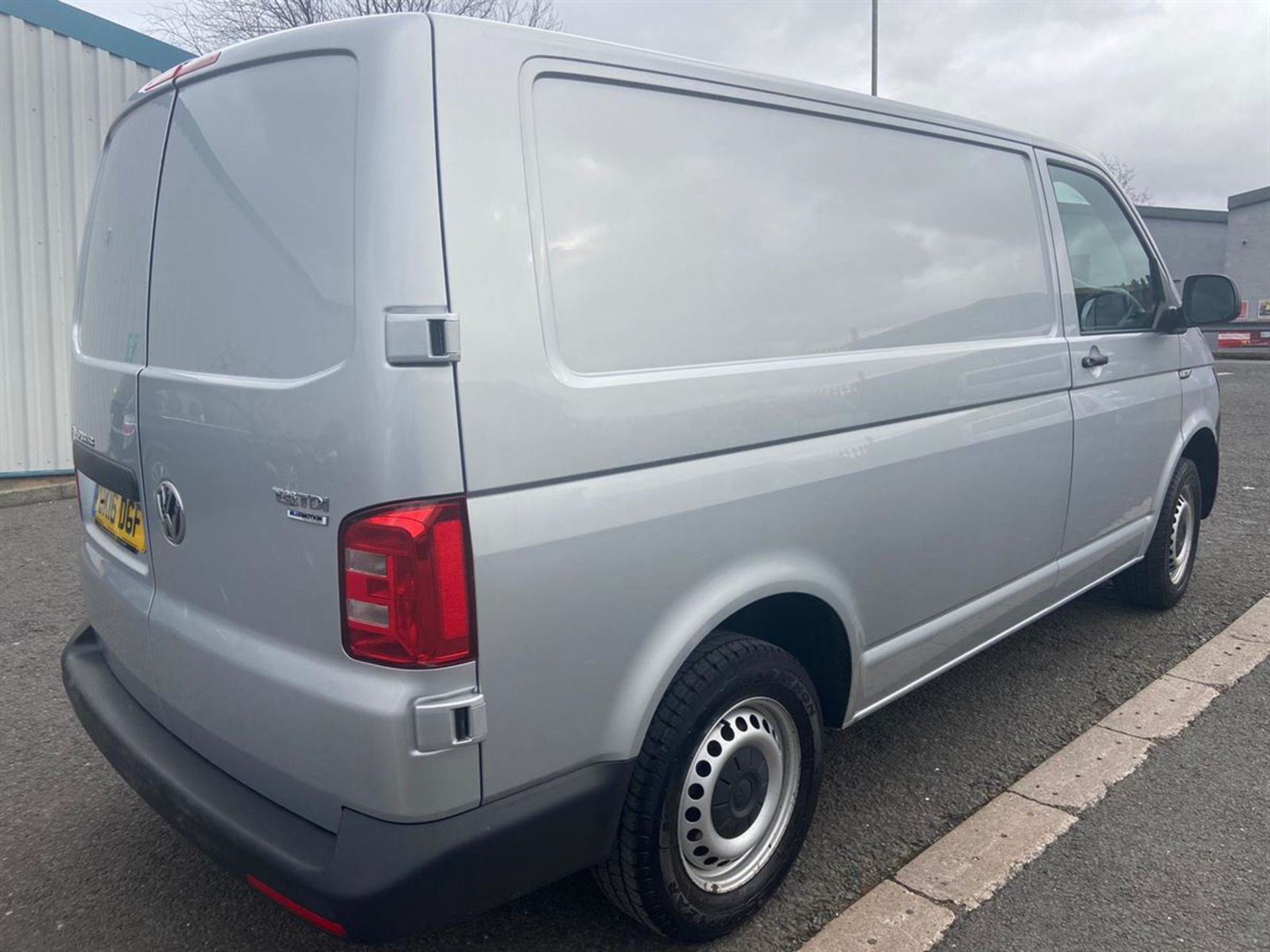 2016/16 VOLKSWAGEN TRANSPORTER T28 SWB DIESEL 2.0 TDI BMT 102 STARTLINE VAN (1968 cc) - Image 3 of 12