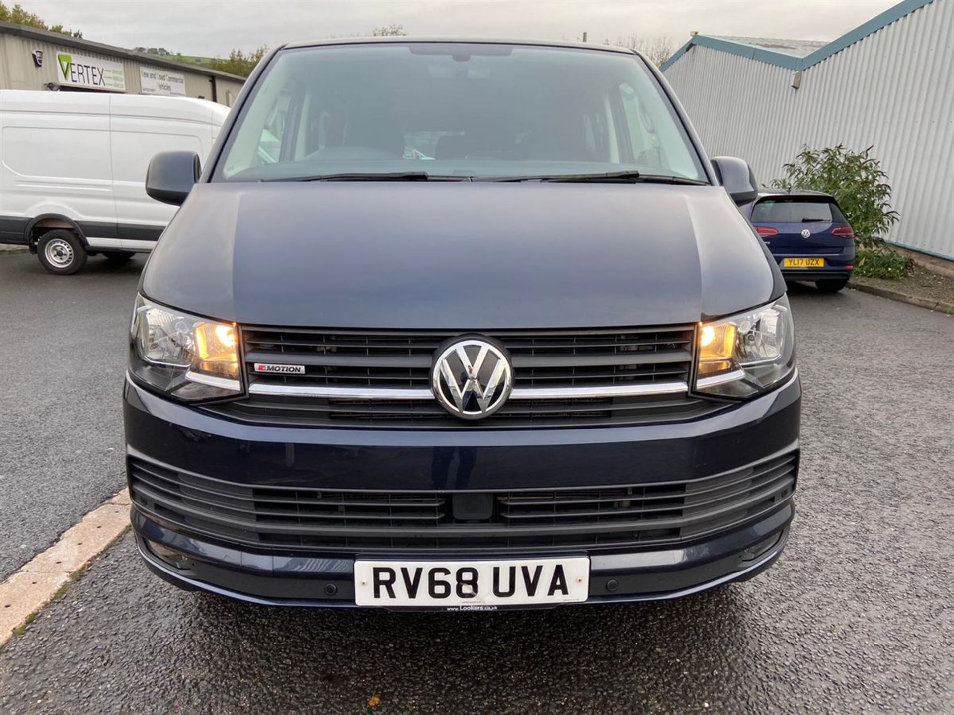 2018/68 Volkswagen Transporter Combi 4Motion 204 DSG SWB Euro6 Start-Stop T32 BlueMotion - Image 2 of 13