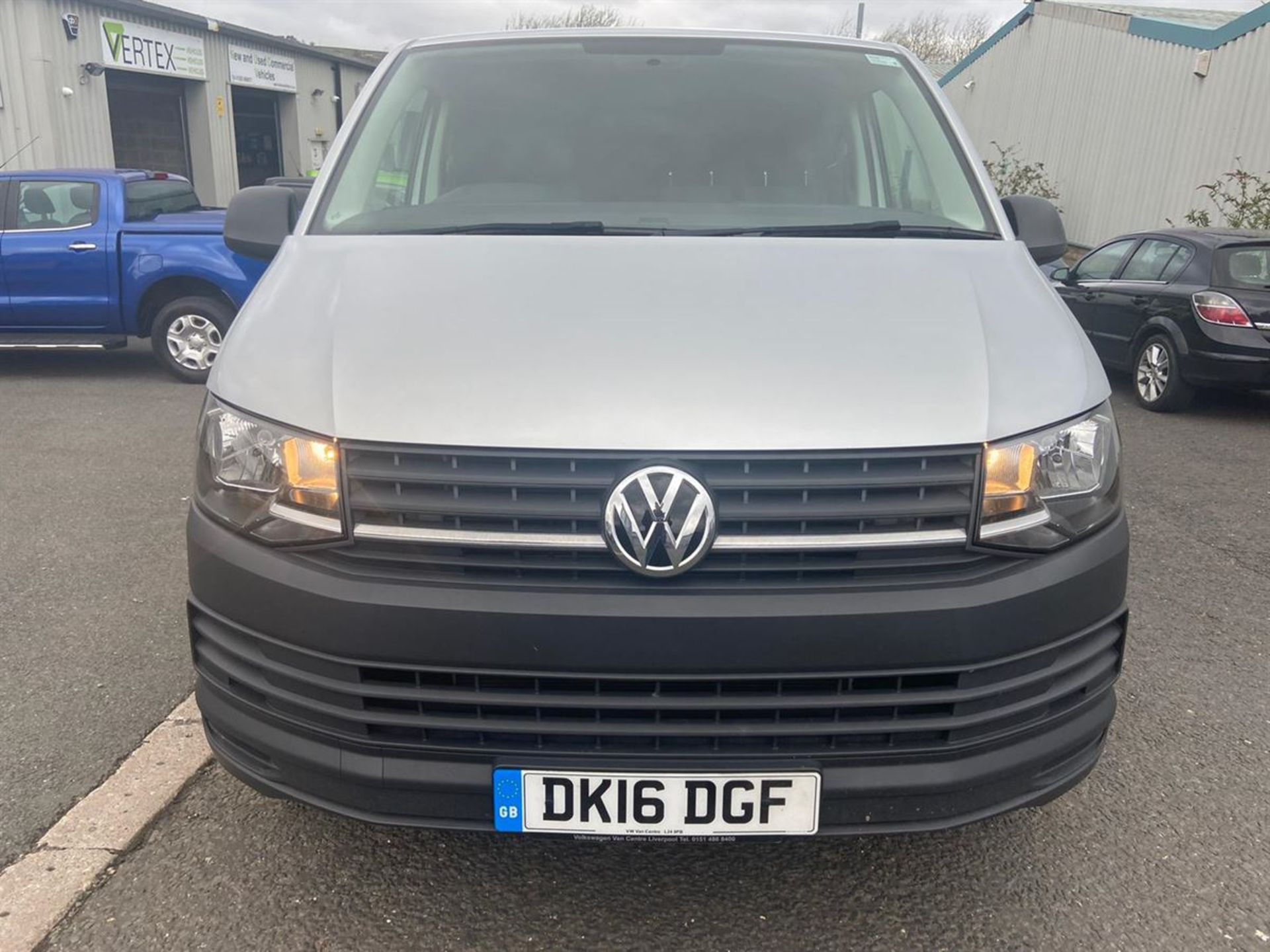 2016/16 VOLKSWAGEN TRANSPORTER T28 SWB DIESEL 2.0 TDI BMT 102 STARTLINE VAN (1968 cc) - Image 8 of 12