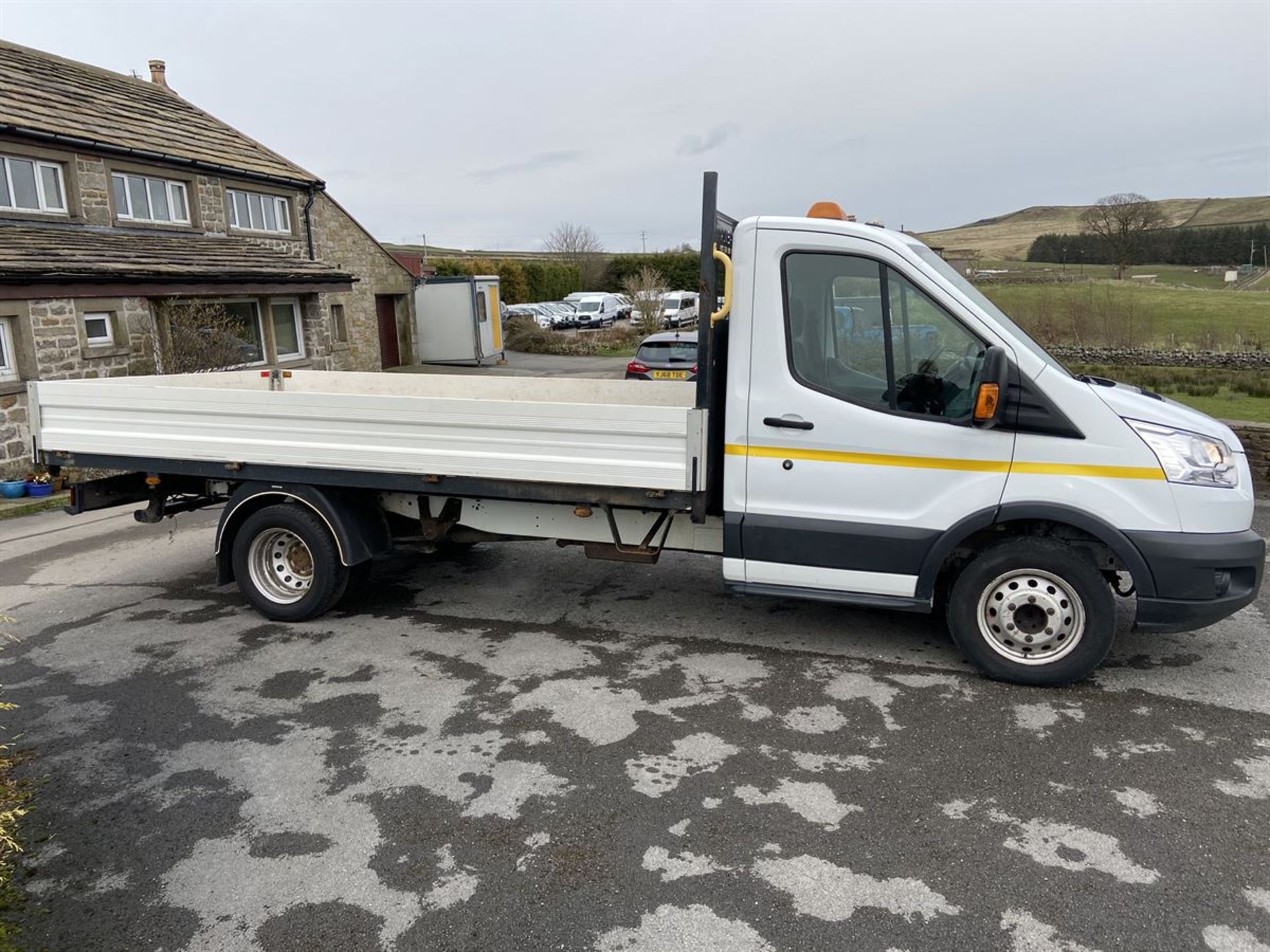 2016/16 FORD TRANSIT 350 PICK-UP L3 DIESEL RWD 2.2 TDCI 125PS CHASSIS CAB (2198 cc) - Image 2 of 11