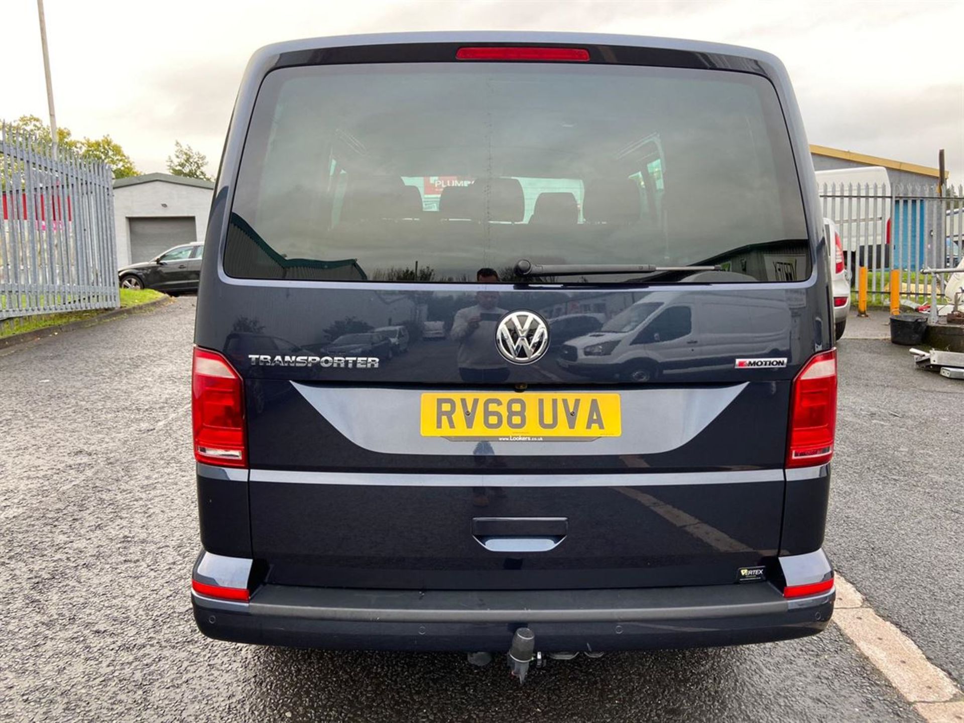 2018/68 Volkswagen Transporter Combi 4Motion 204 DSG SWB Euro6 Start-Stop T32 BlueMotion - Image 6 of 13