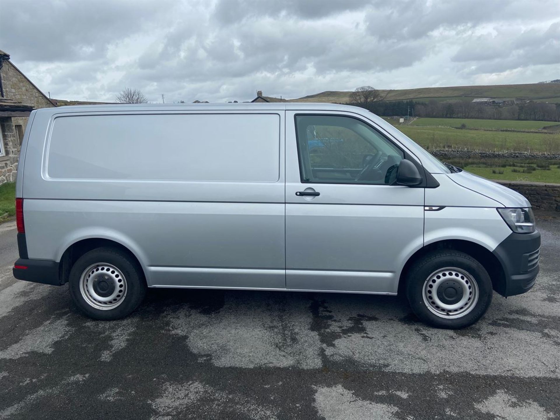 2017/66 VOLKSWAGEN TRANSPORTER T28 SWB DIESEL 2.0 TDI BMT 102 STARTLINE VAN EUR (1968 cc) - Image 2 of 13