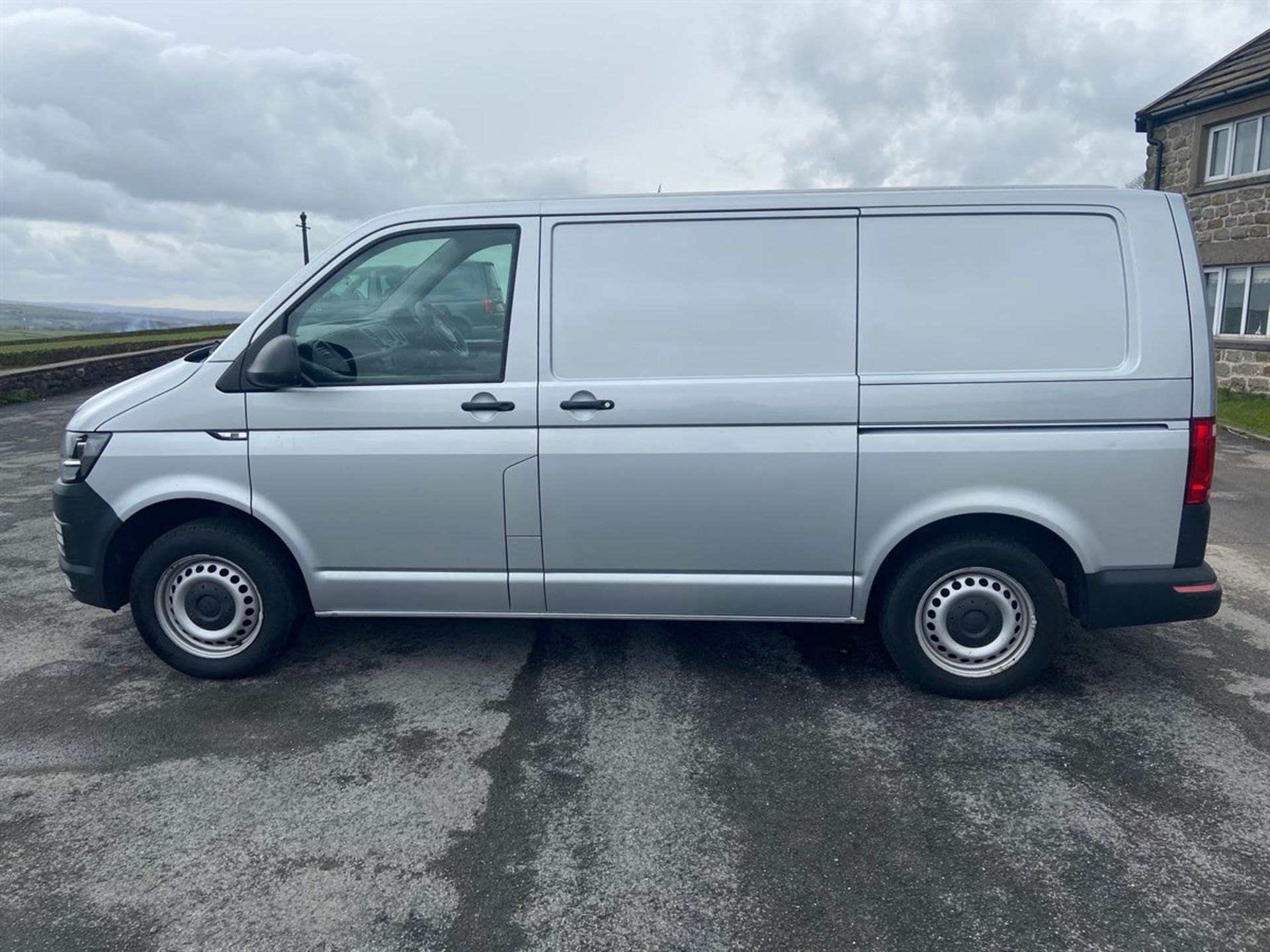 2017/66 VOLKSWAGEN TRANSPORTER T28 SWB DIESEL 2.0 TDI BMT 102 STARTLINE VAN EUR (1968 cc) - Image 6 of 13