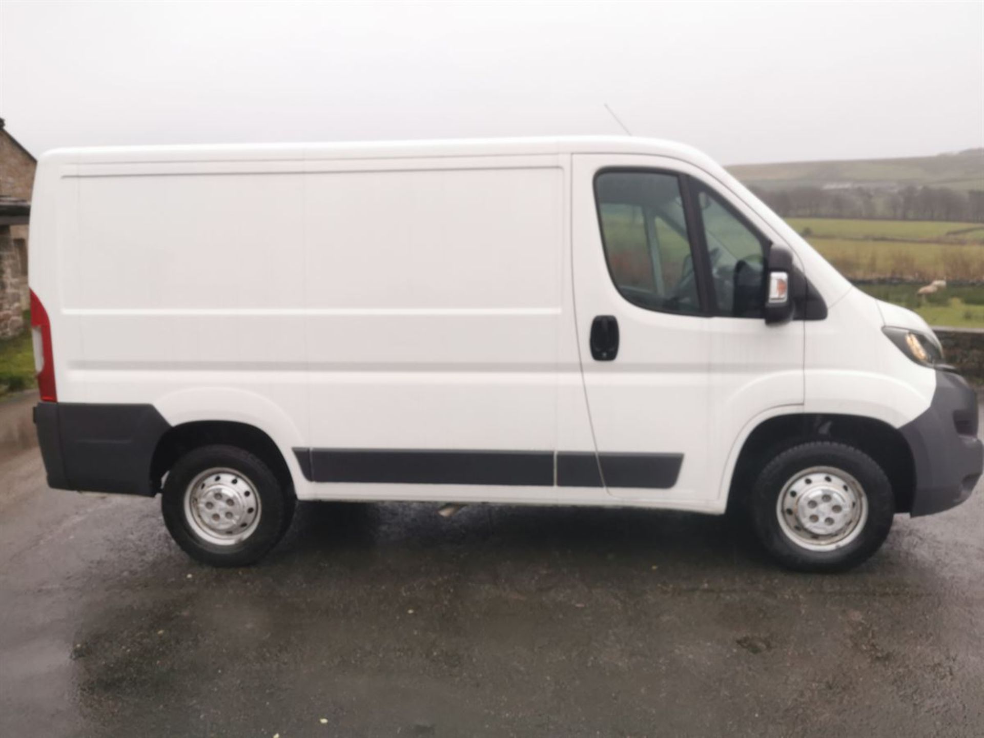 17/17 PEUGEOT BOXER 333 L1 DIESEL 2.0 BLUEHDI H1 PROFESSIONAL VAN 1 (1997 cc) - Image 2 of 14