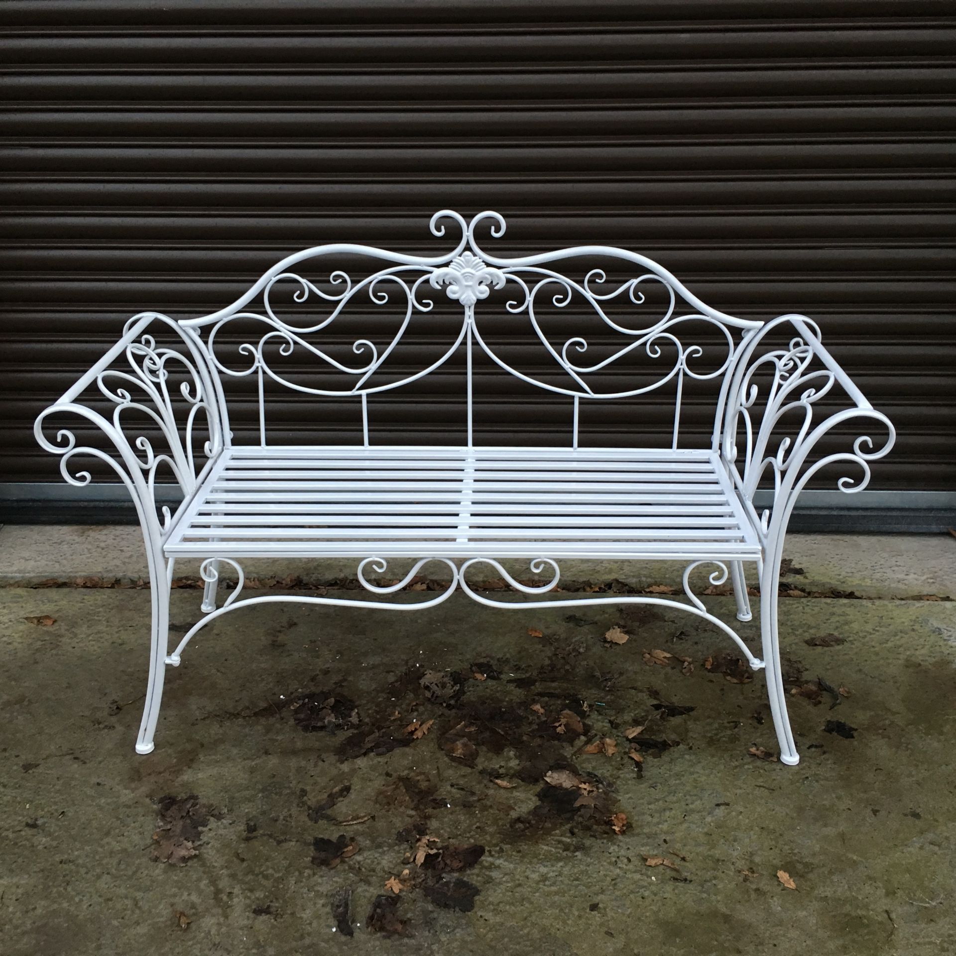 PACKAGED NEW METAL GARDEN BENCH IN WHITE