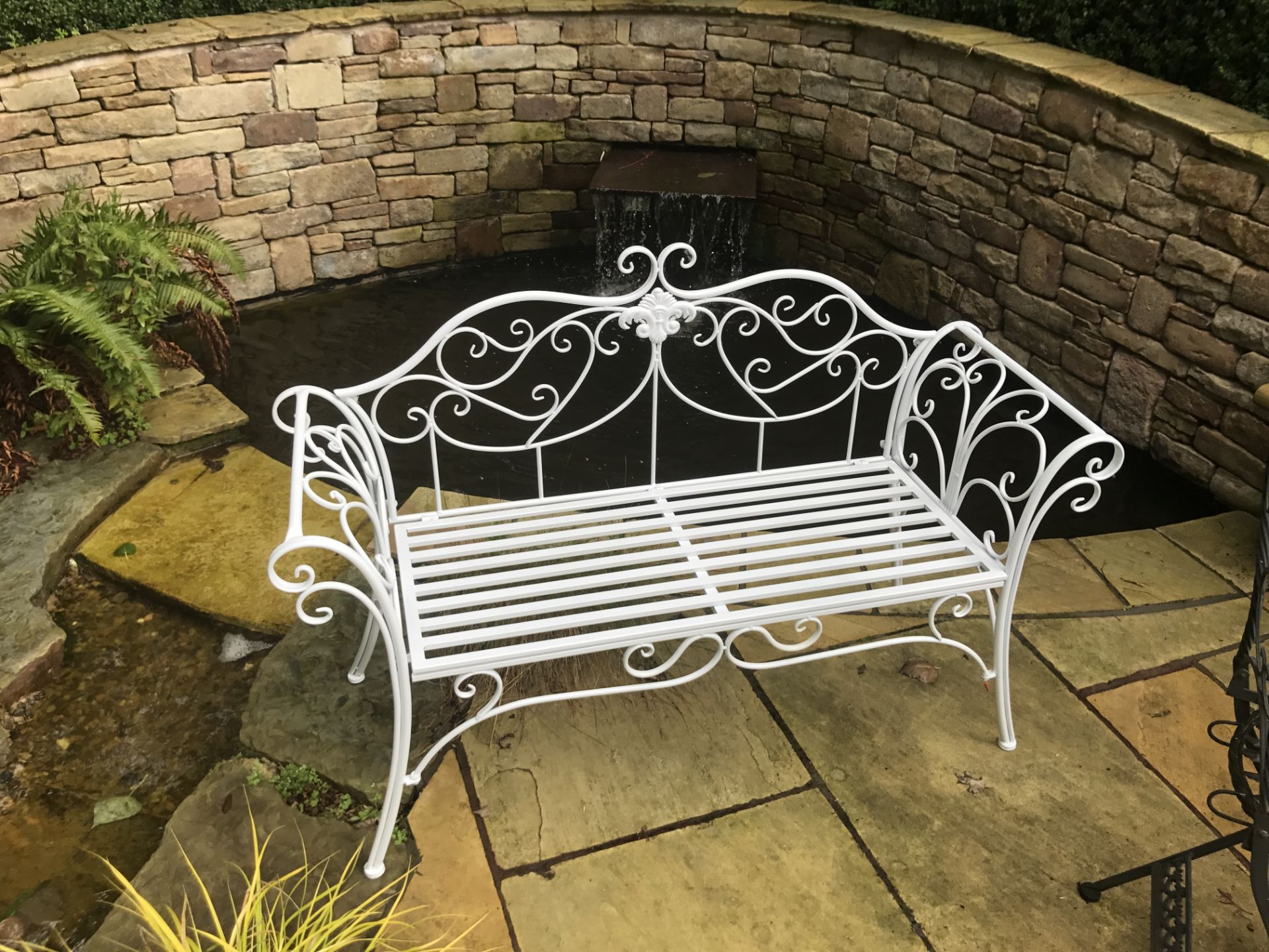 PACKAGED NEW METAL GARDEN BENCH IN WHITE