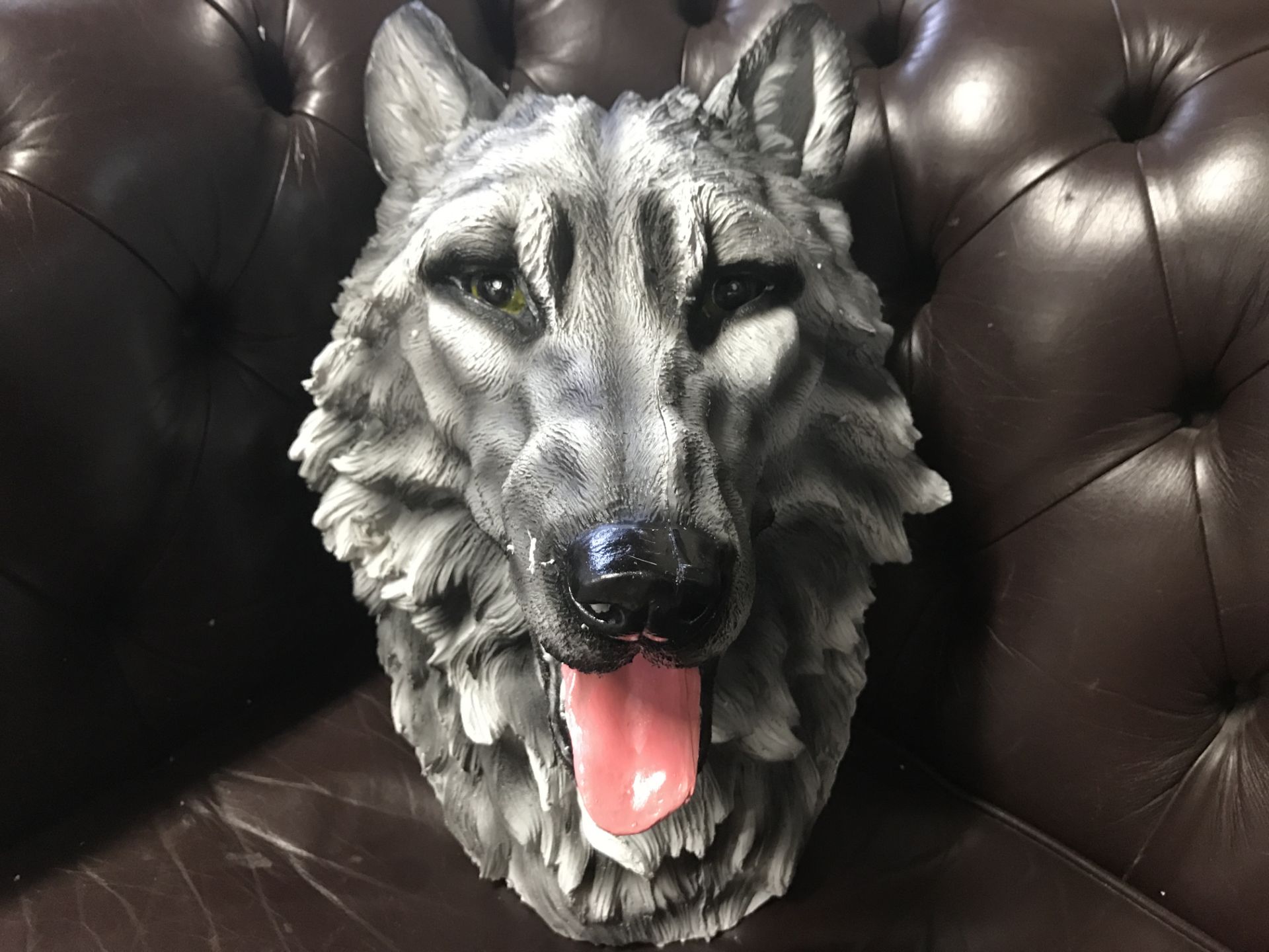 BOXED NEW RESIN WALL HANGING WOLF HEAD