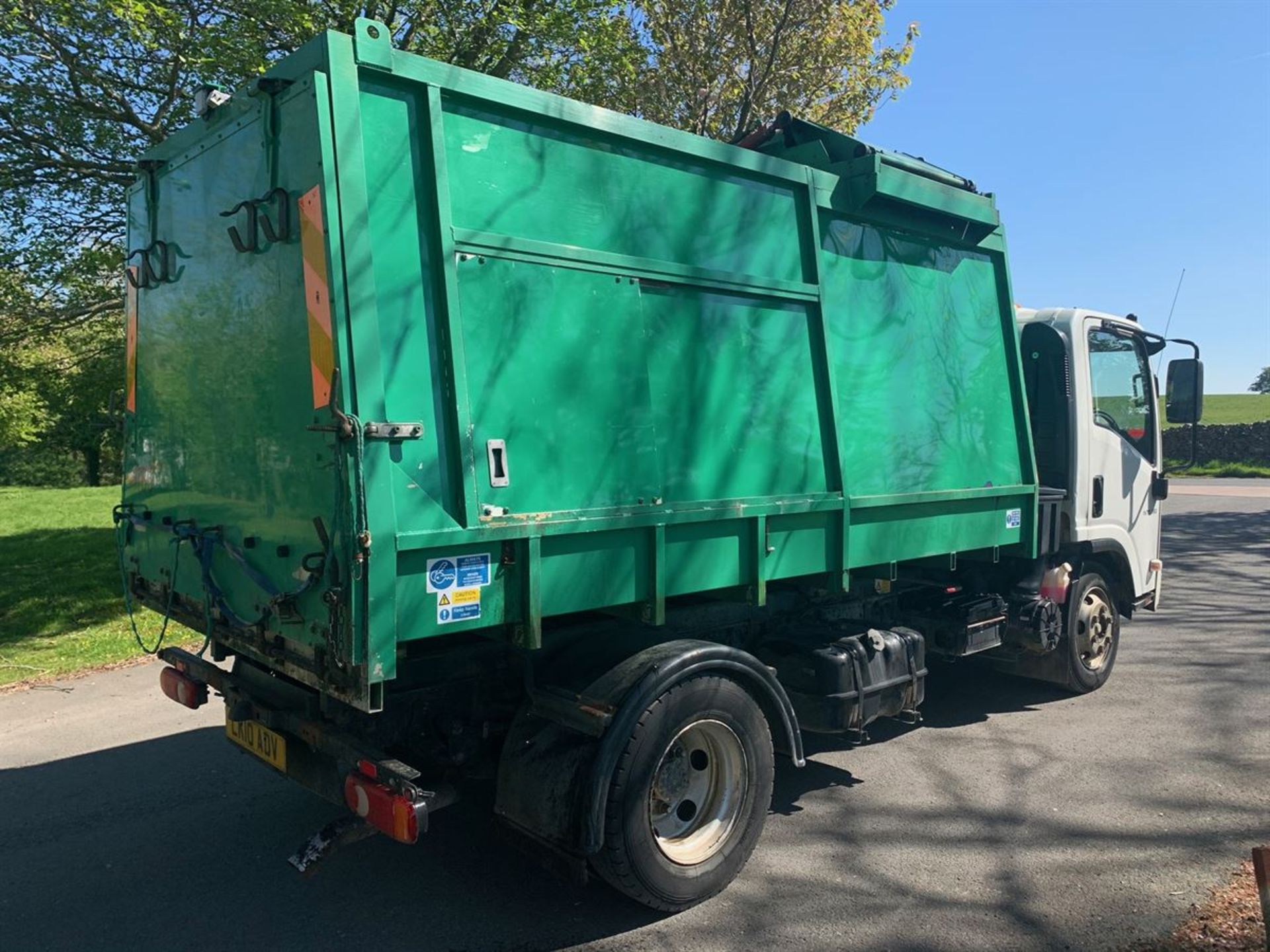 2010 Isuzu NPR 7 7.5t Refuse Collection Vehicle - 79000miles - Image 3 of 17