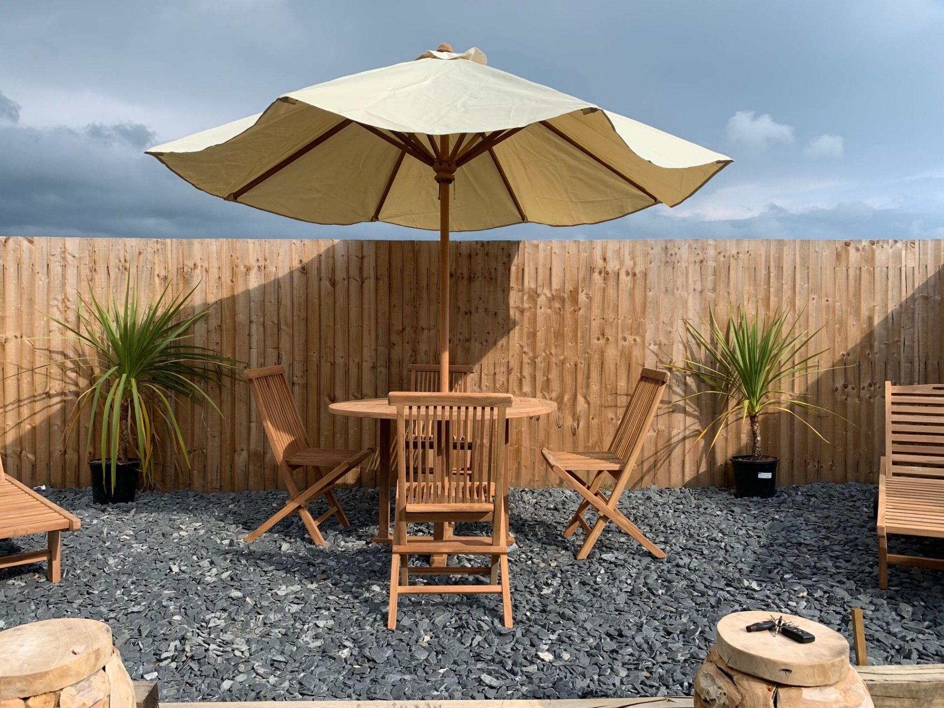 SOLID TEAK NEW BOXED 6P/C TABLE SET AND PARASOL