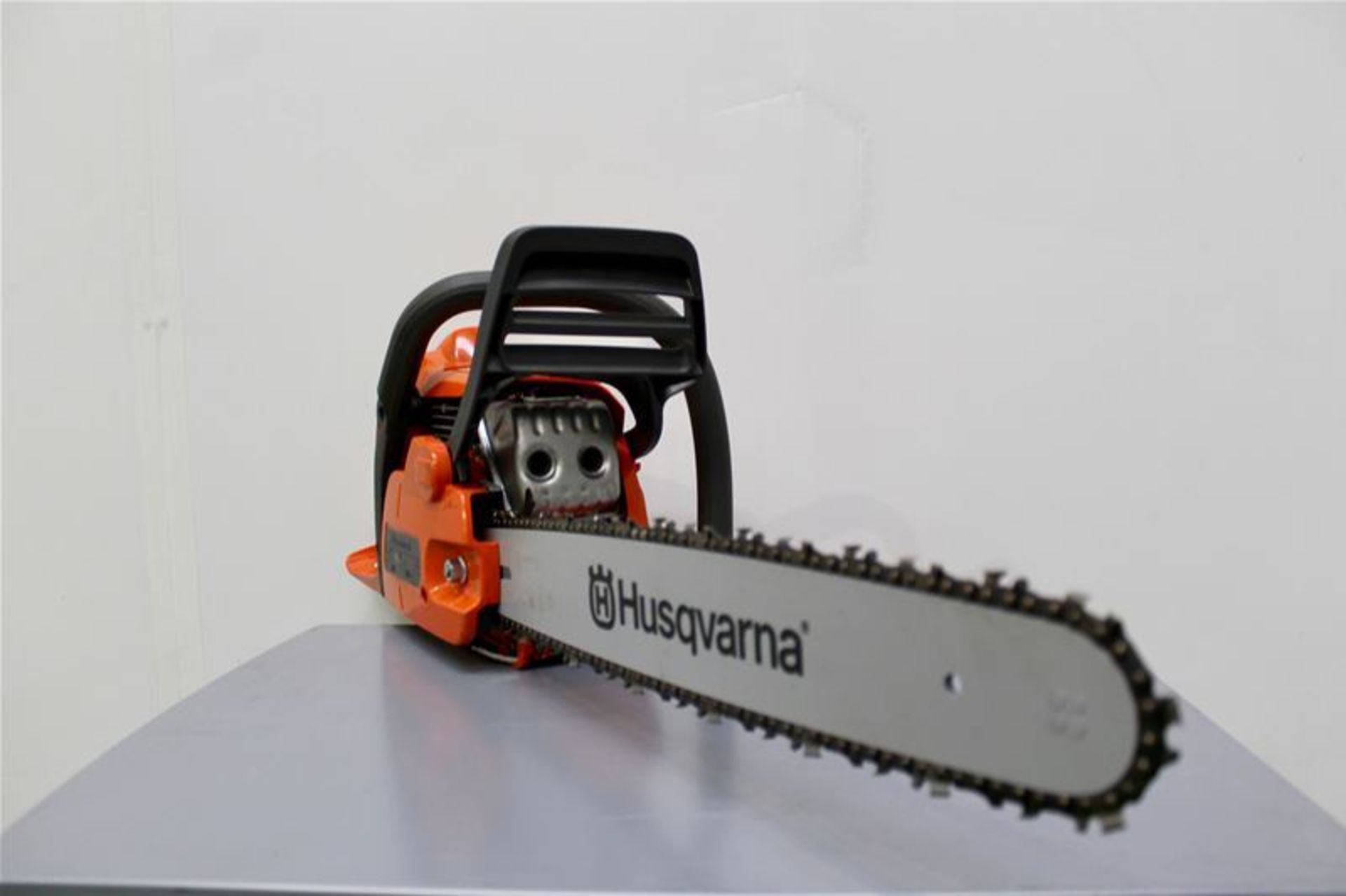 Husqvarna Petrol Chainsaw 40.9cc 18in Bar - Image 2 of 4