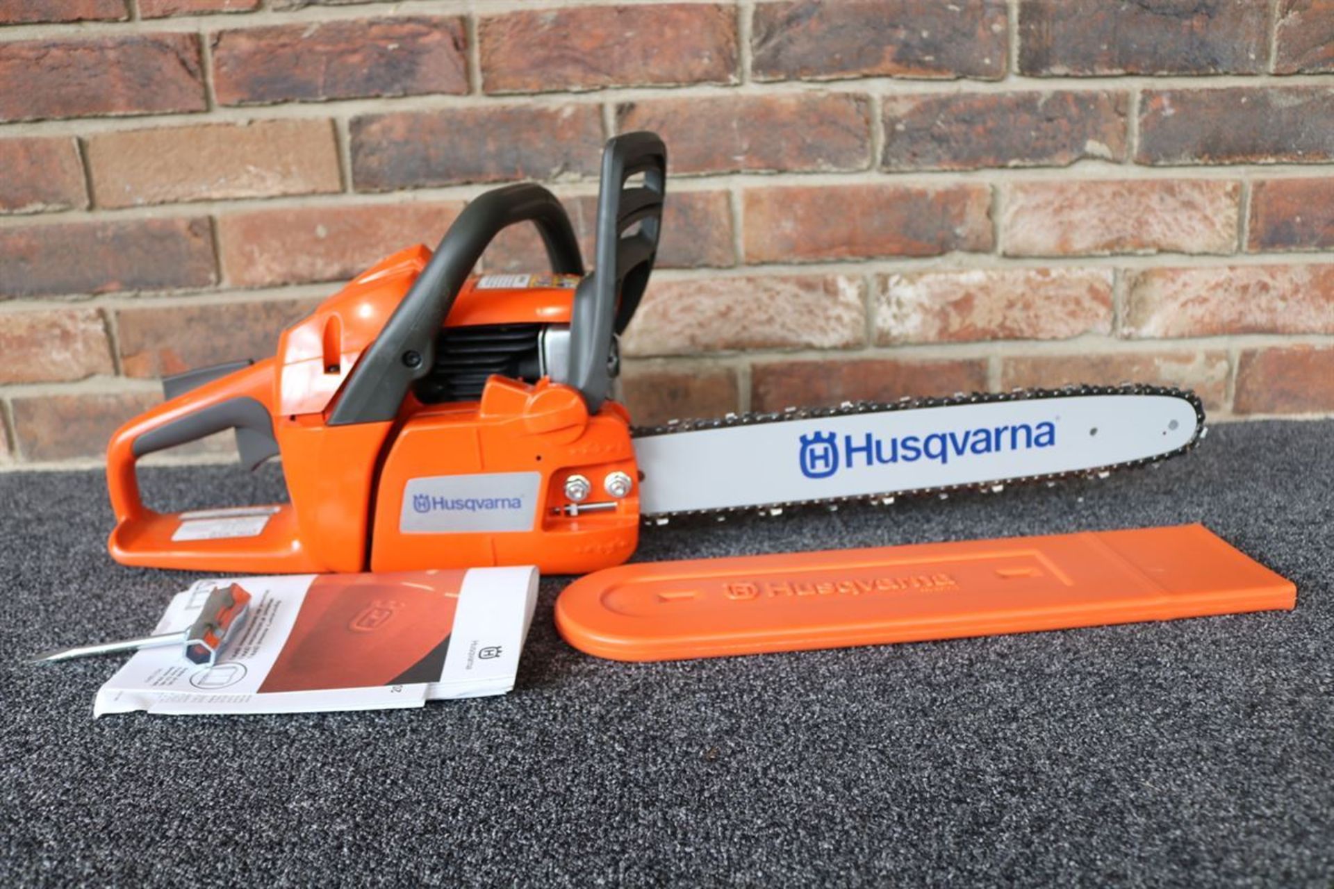 Husqvarna Petrol Chainsaw 40.9cc 16in Bar - Image 2 of 4