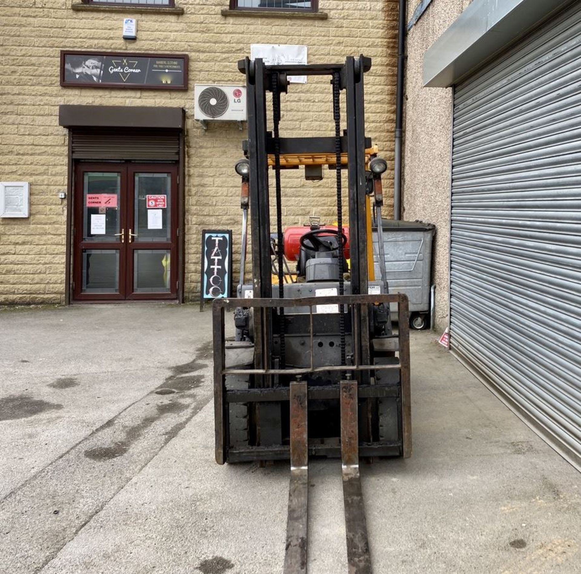 1999 TCM FG25N5T 2.5T LPG COUNTER BALANCE FORK TRUCK - Image 7 of 13